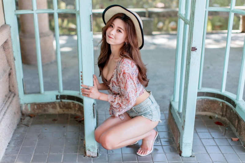 K Asian Pose Sitting Shorts Blouse Hat Smile Glance Hd