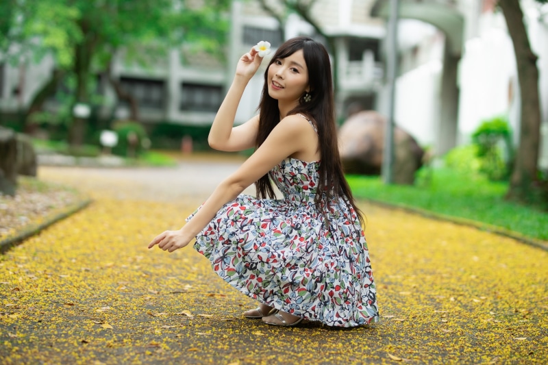 K Asian Pose Sitting Dress Glance Bokeh Hd Wallpaper Rare Gallery