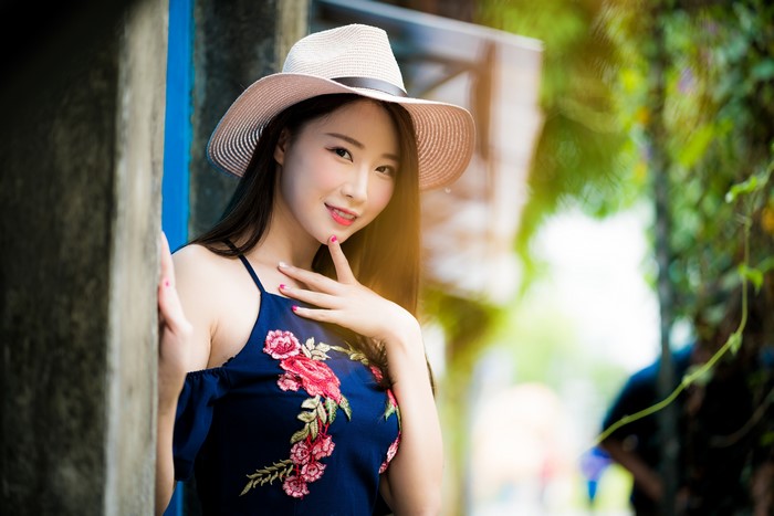 4K Asian Bokeh Hat Brunette Girl Hands Glance HD Wallpaper