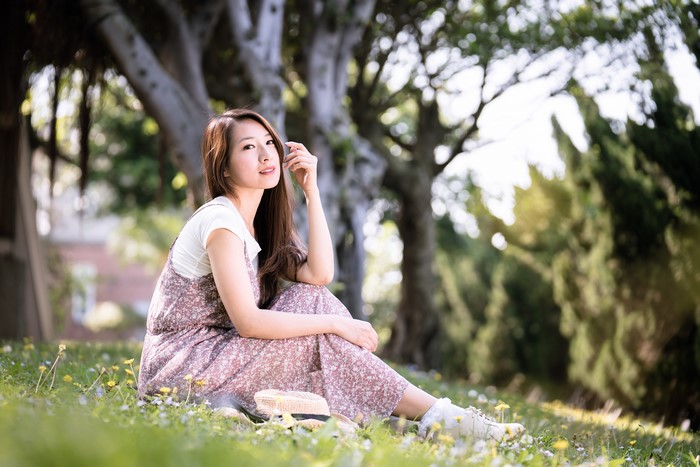 K Asian Bokeh Brown Haired Hands Sitting Grass Hd Wallpaper