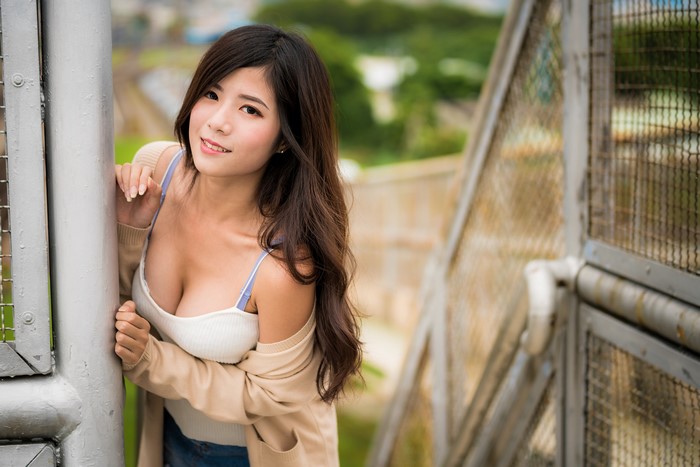 4K Asian Pose Singlet Décolletage Glance Bokeh HD Wallpaper