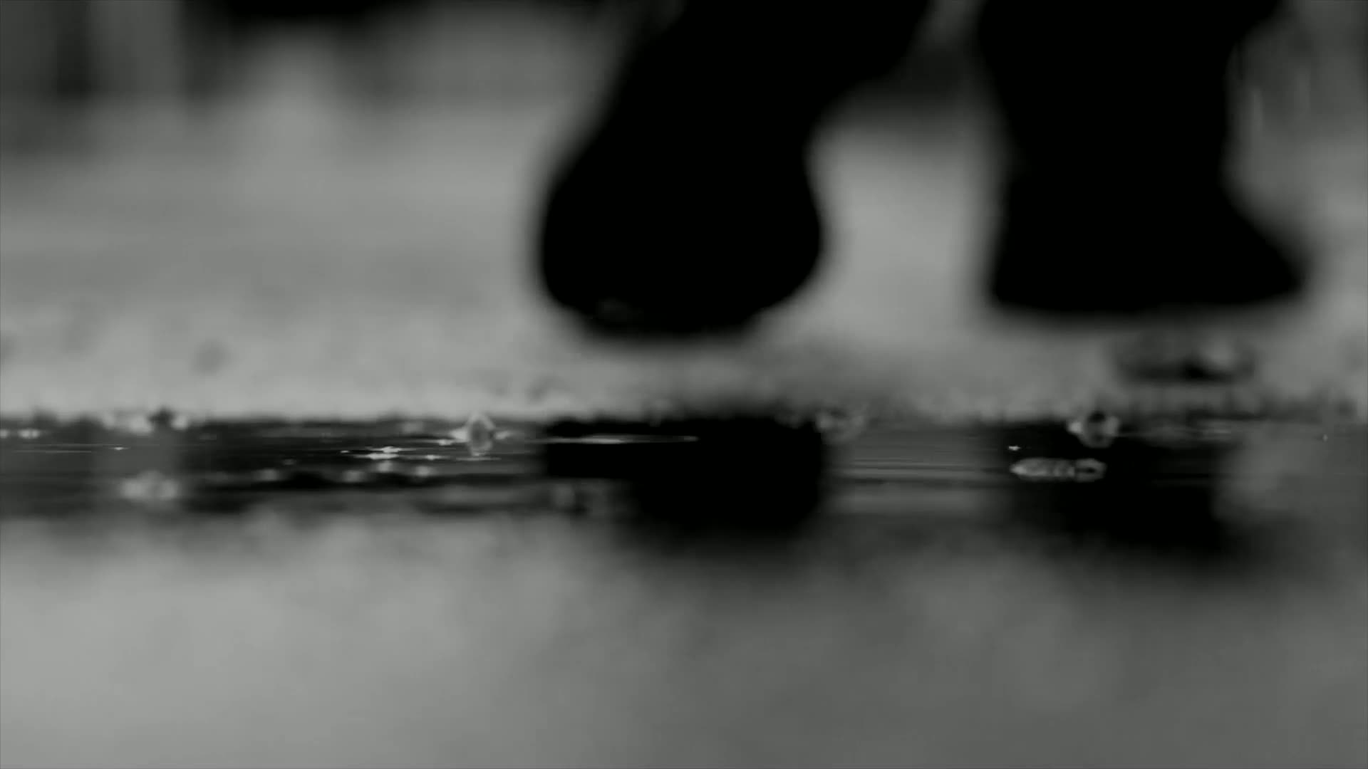 Footsteps Оn Puddles Live Wallpaper