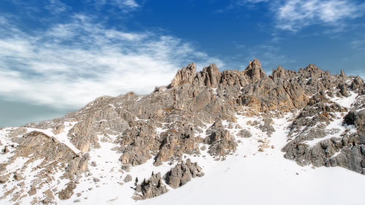 Snow mountain under the clouds Live Wallpaper
