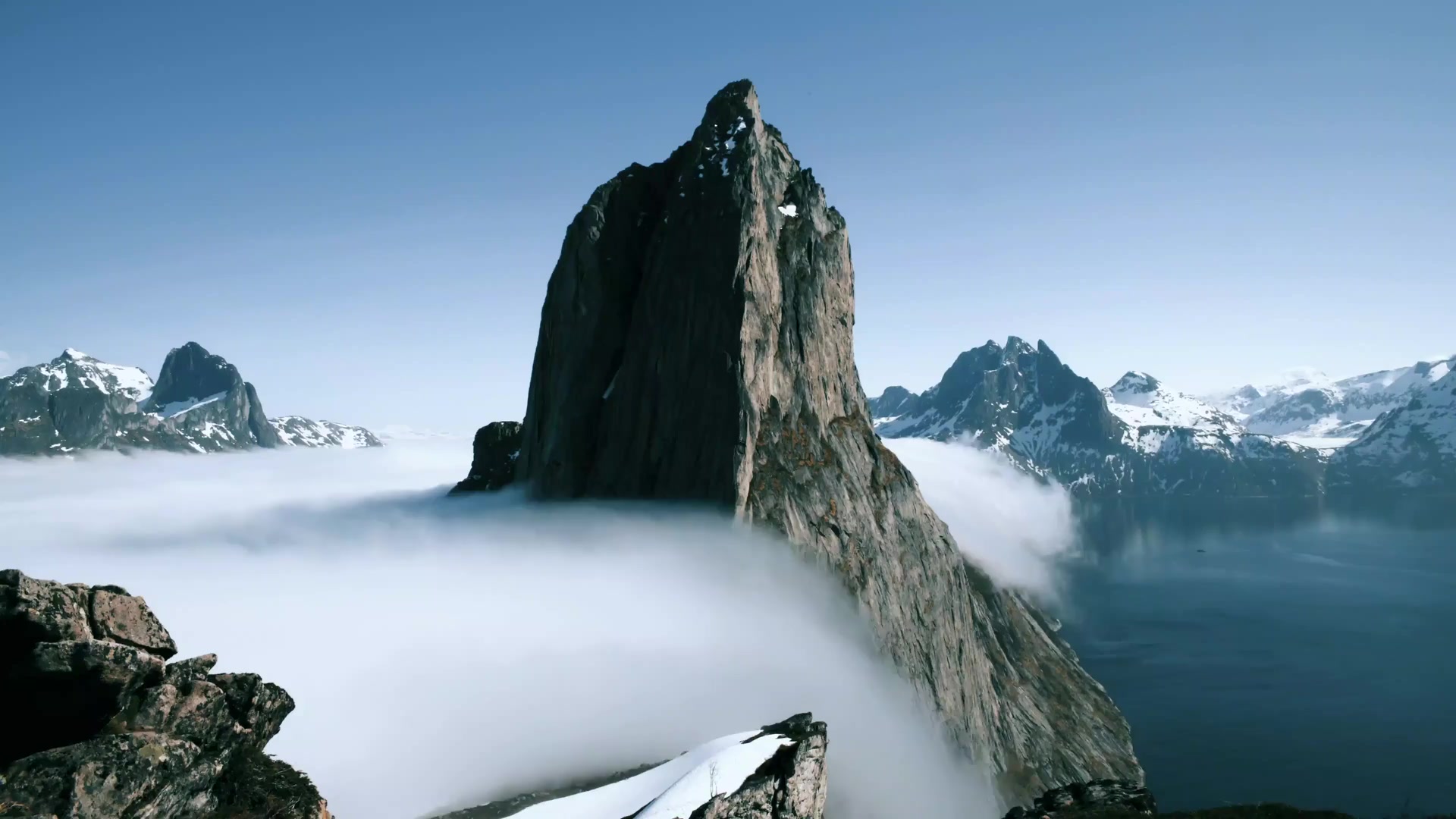 Fogs Over The Mountain Live Wallpaper