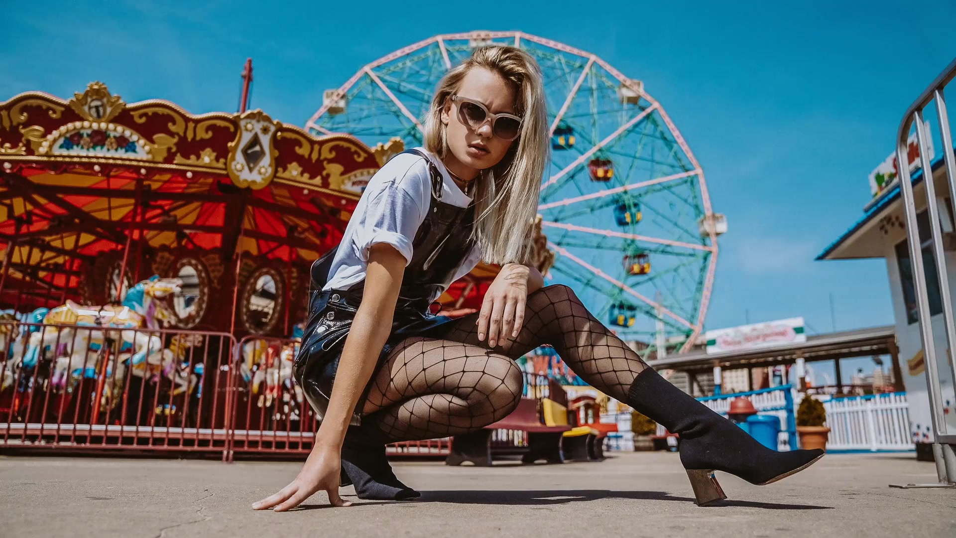 Coney Island Girl Live Wallpaper