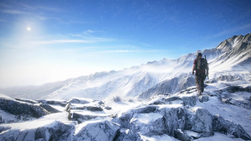 Traveler in the snowy mountains Live Wallpaper