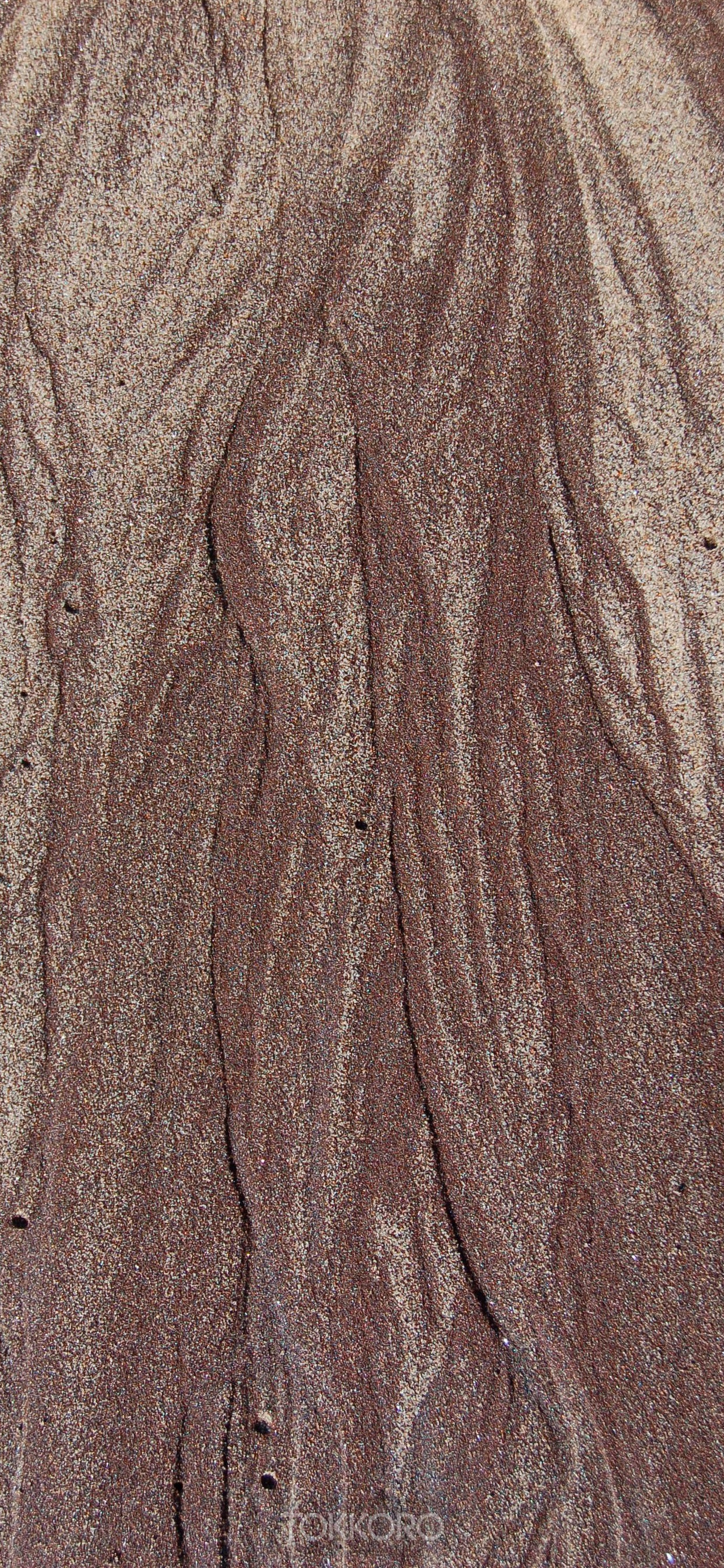 Close-up of wet sand with brown streaks HD Phone Wallpaper