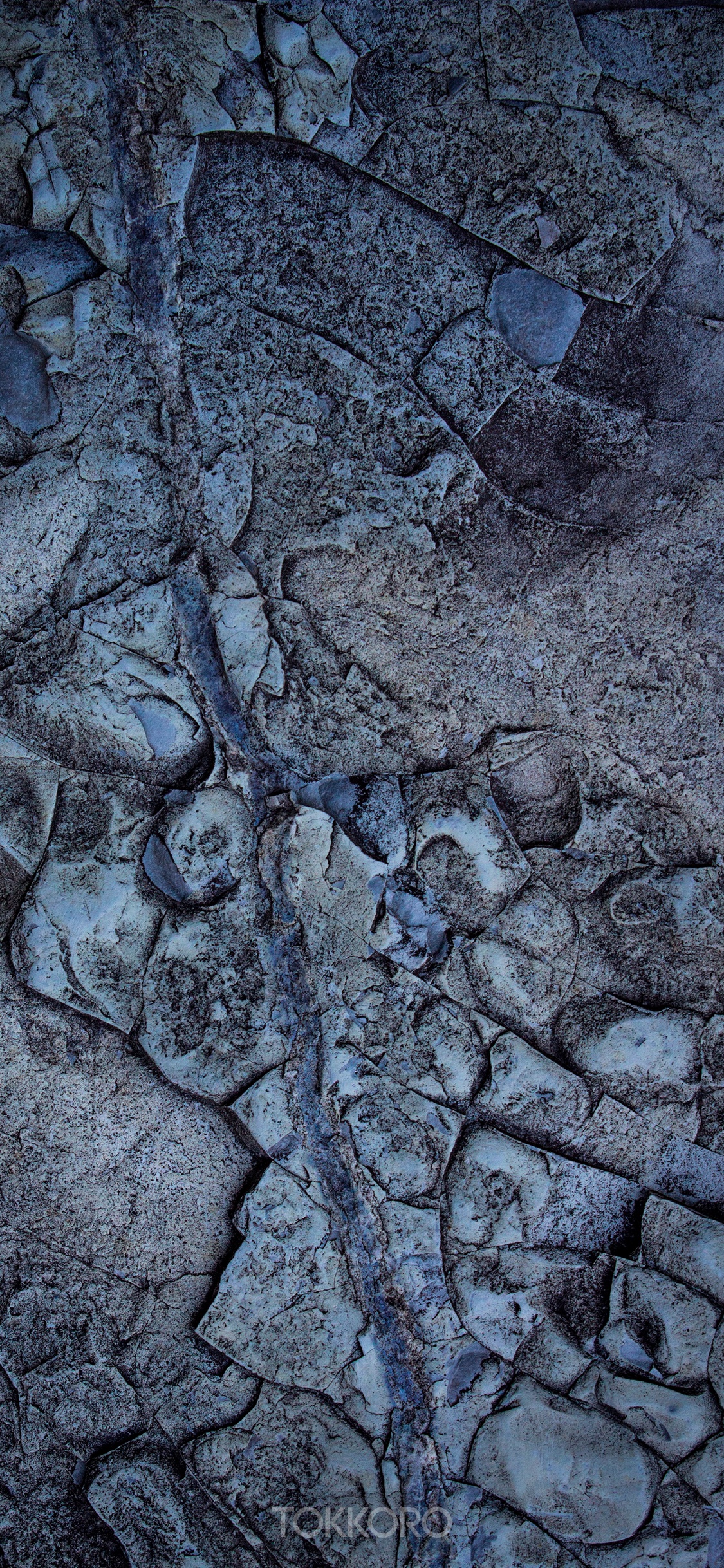 Cracked rock surface with blue vein HD Phone Wallpaper