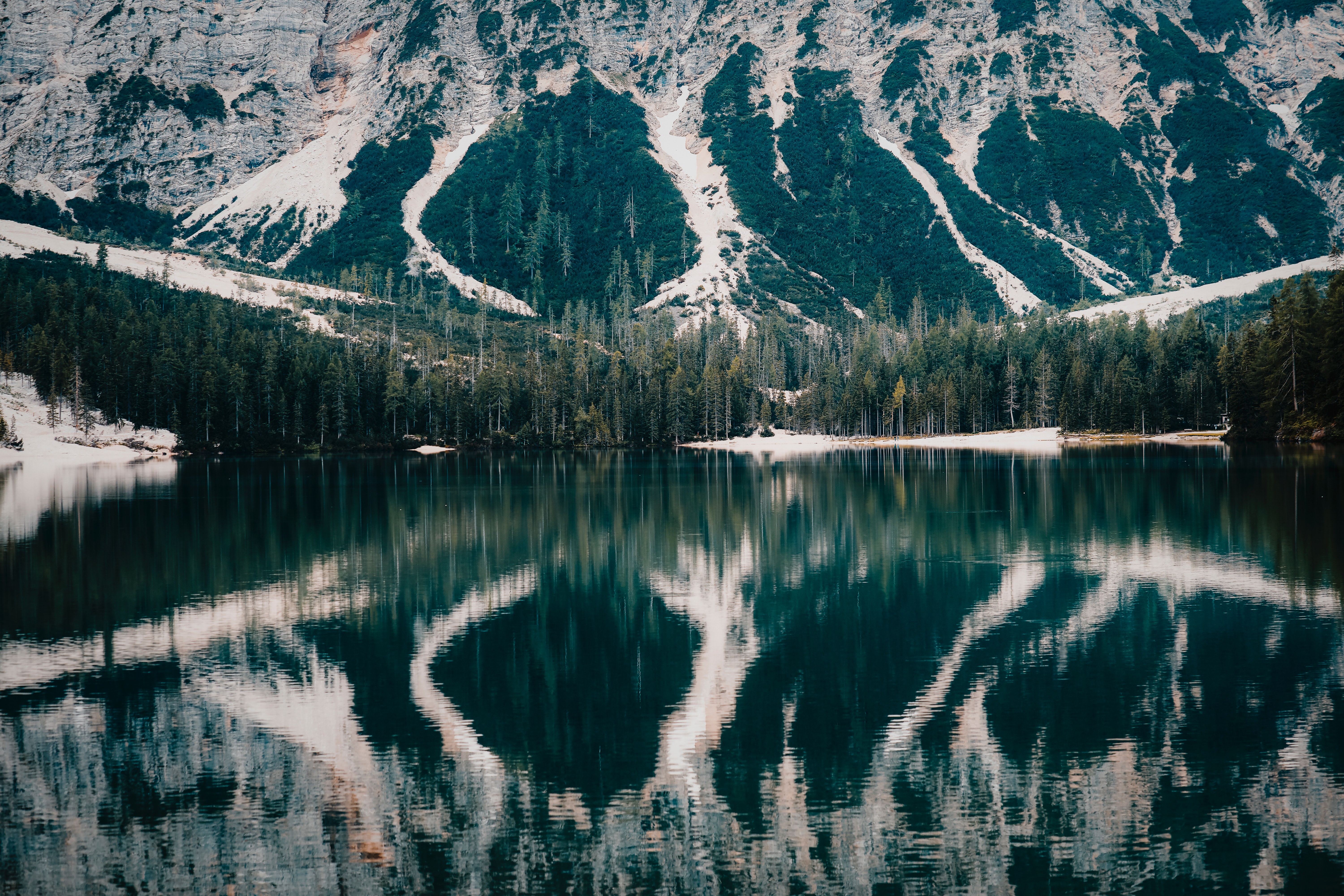 Mountain lake reflection HD Wallpaper