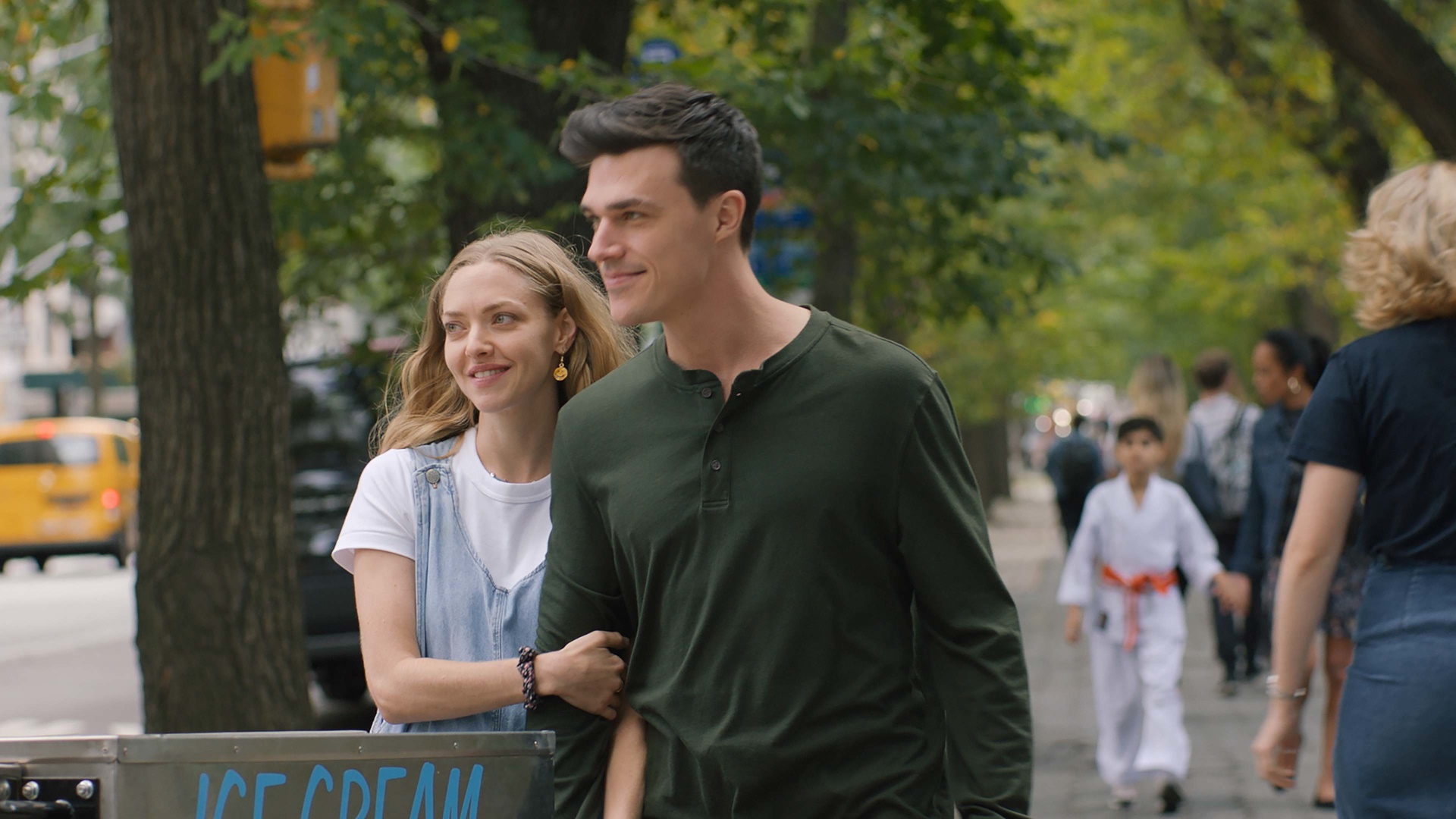 Amanda Seyfried and Finn Wittrock walking HD Wallpaper