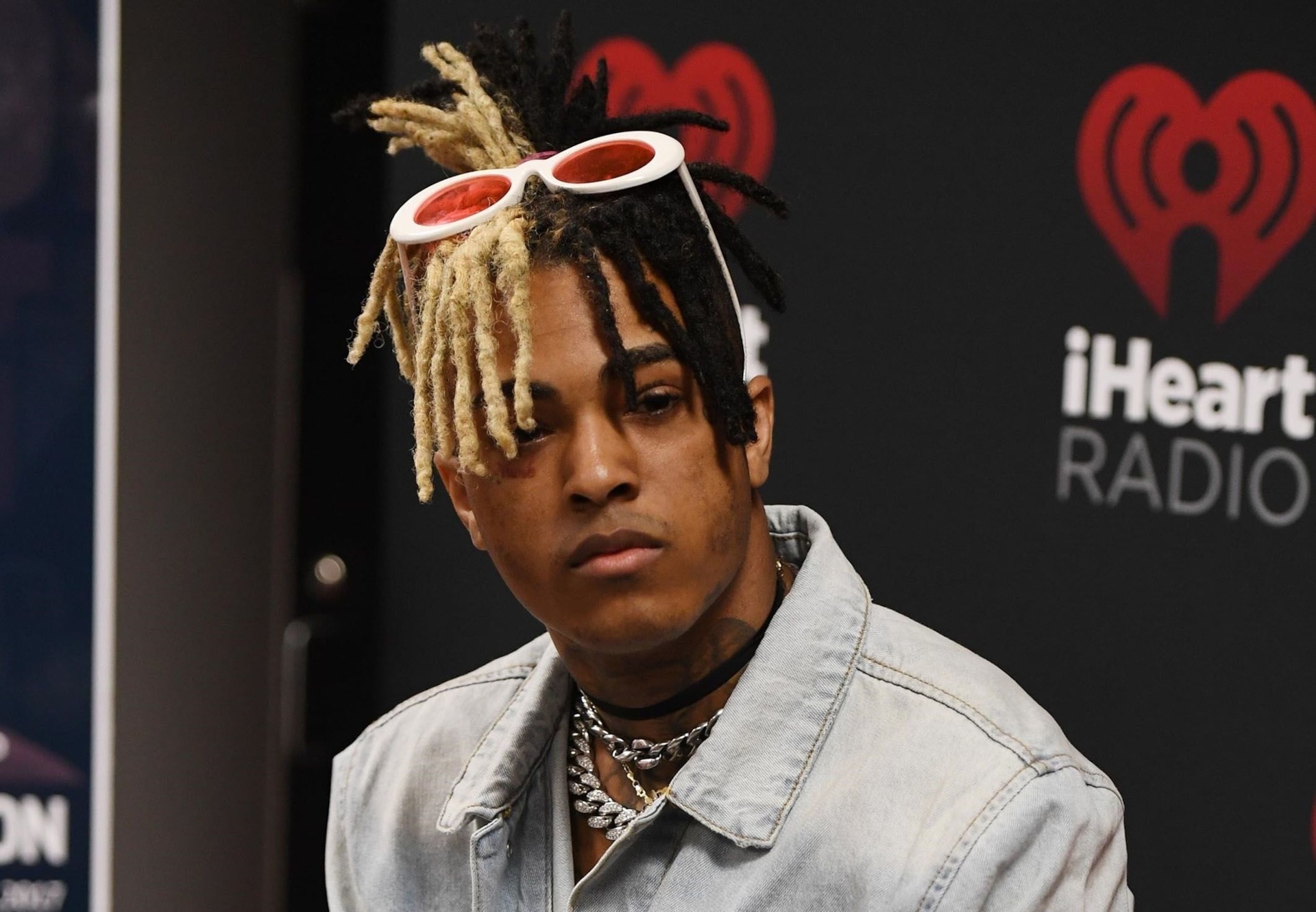 XXXTentacion wearing sunglasses and jewelry HD Wallpaper