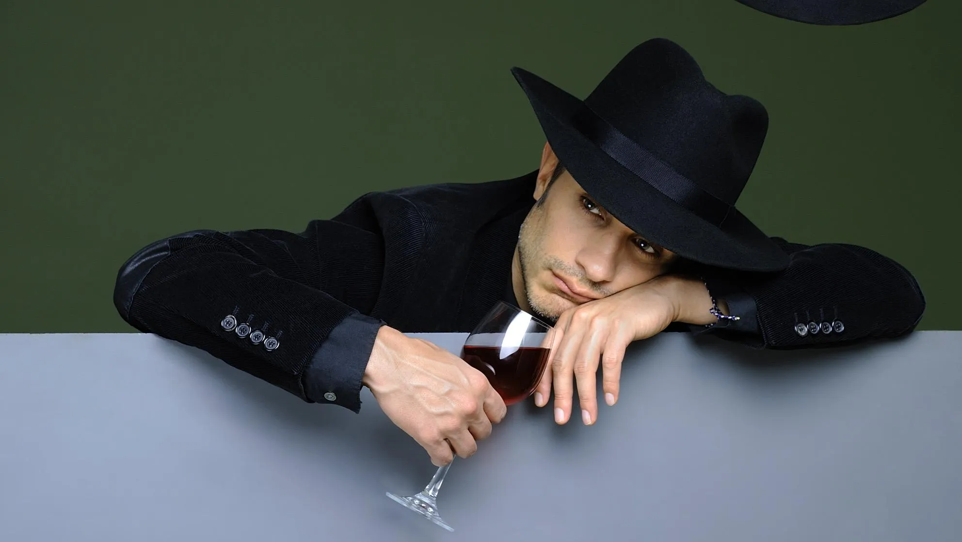 Gael García Bernal in a black hat and suit HD Wallpaper