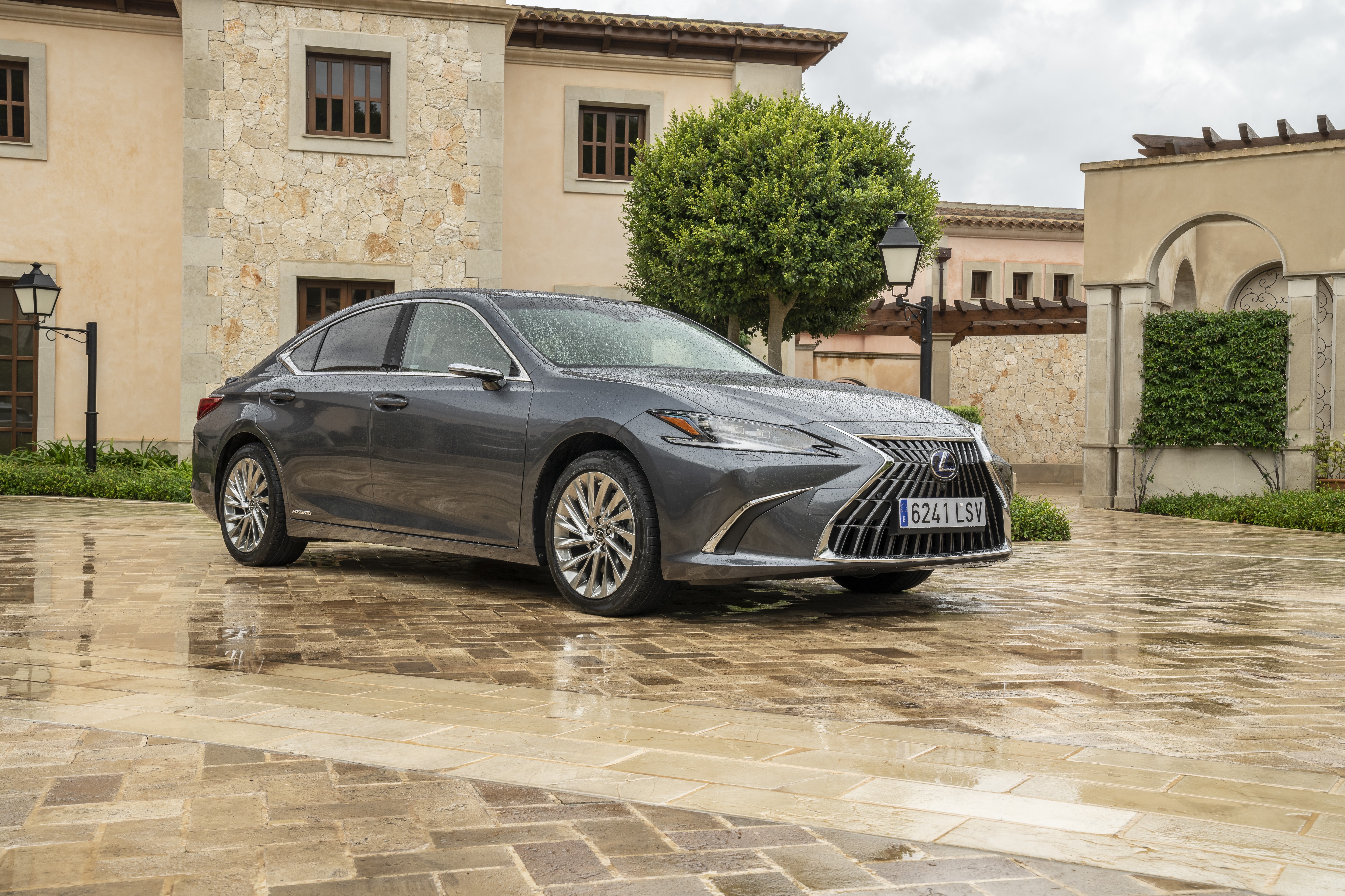 Lexus ES 300H HD Wallpaper