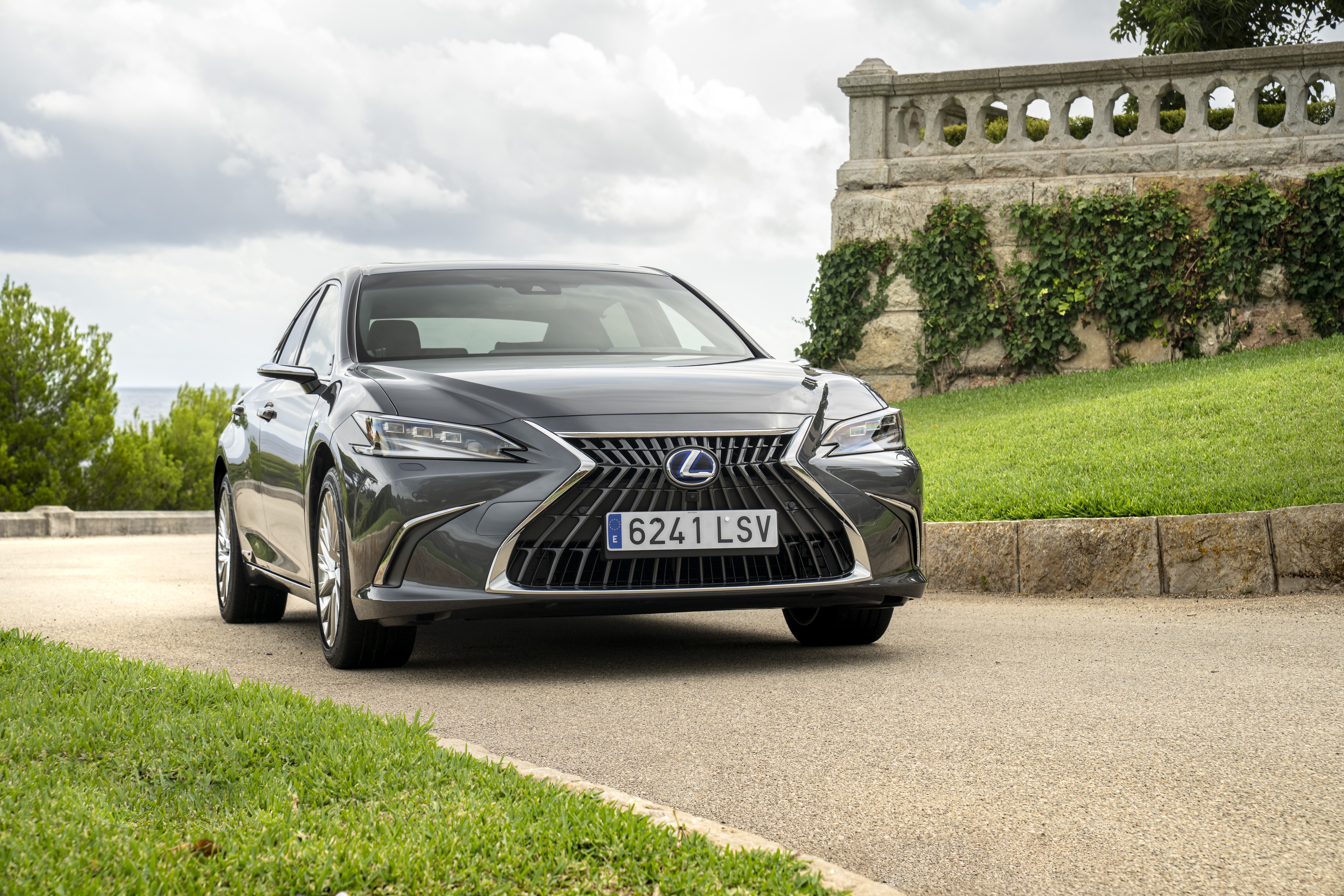 Lexus ES 300H HD Wallpaper