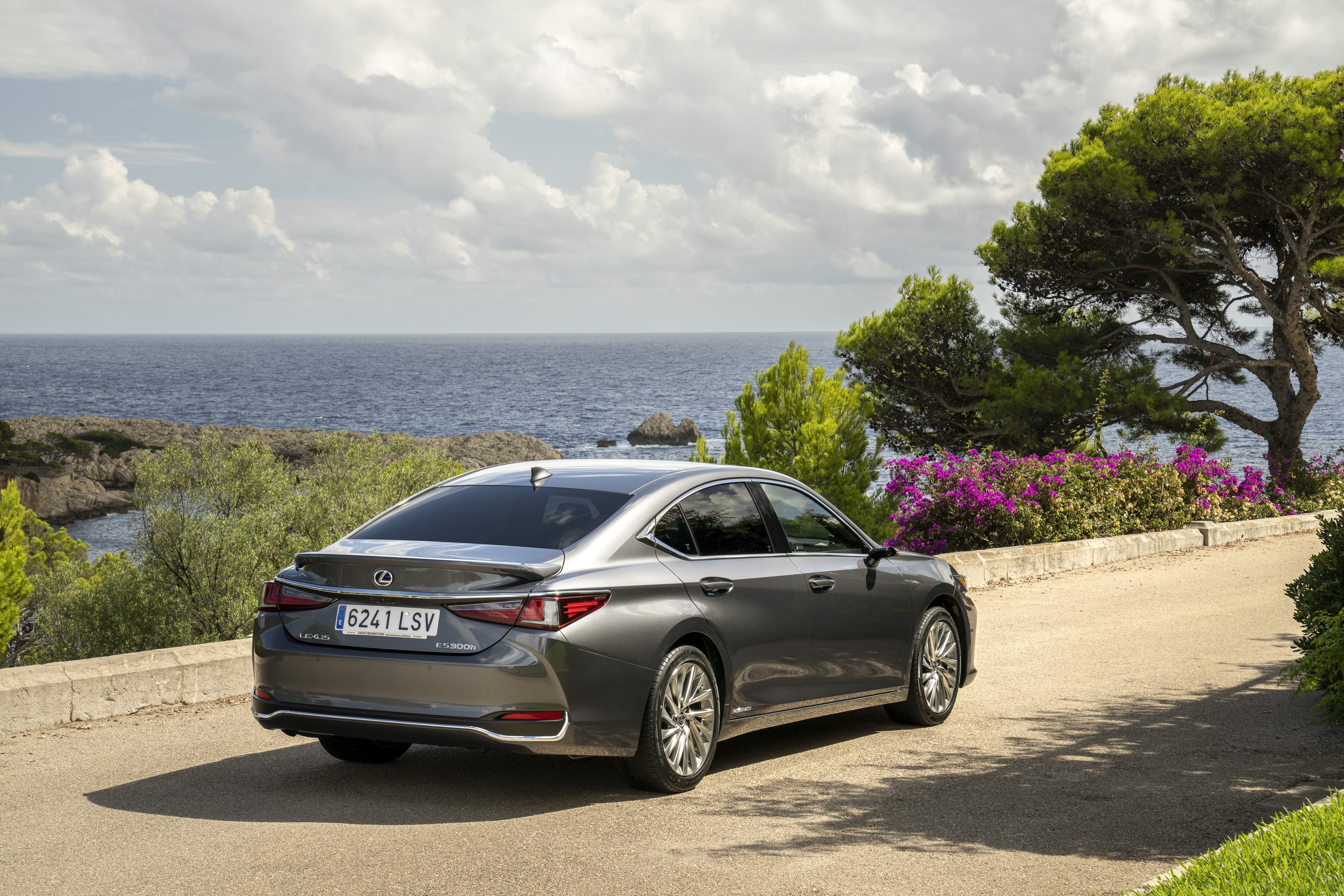 Lexus ES 300H HD Wallpaper
