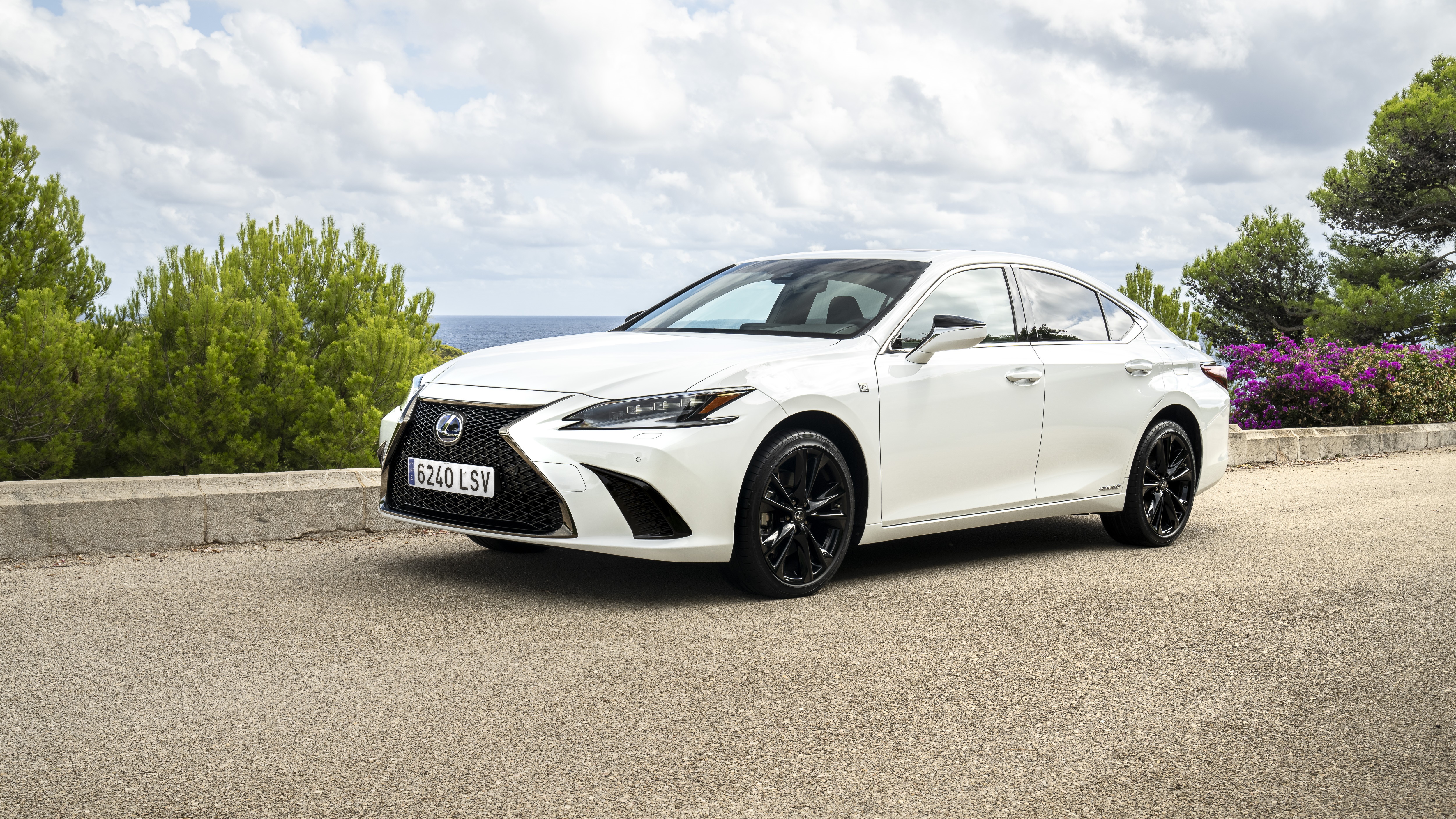 White Lexus ES 300h F SPORT 4K HD Wallpaper