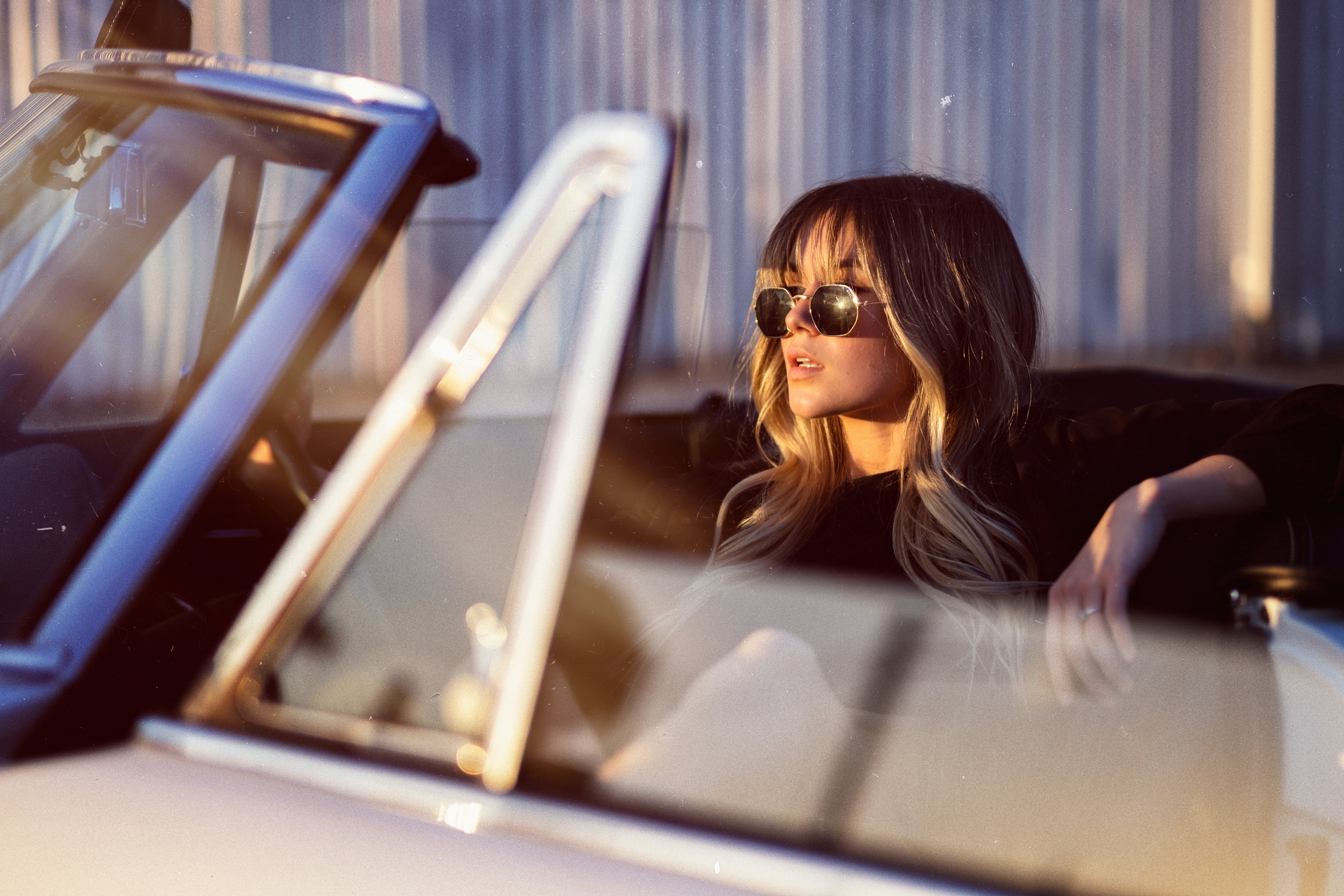 Woman wearing sunglasses in a convertible HD Wallpaper