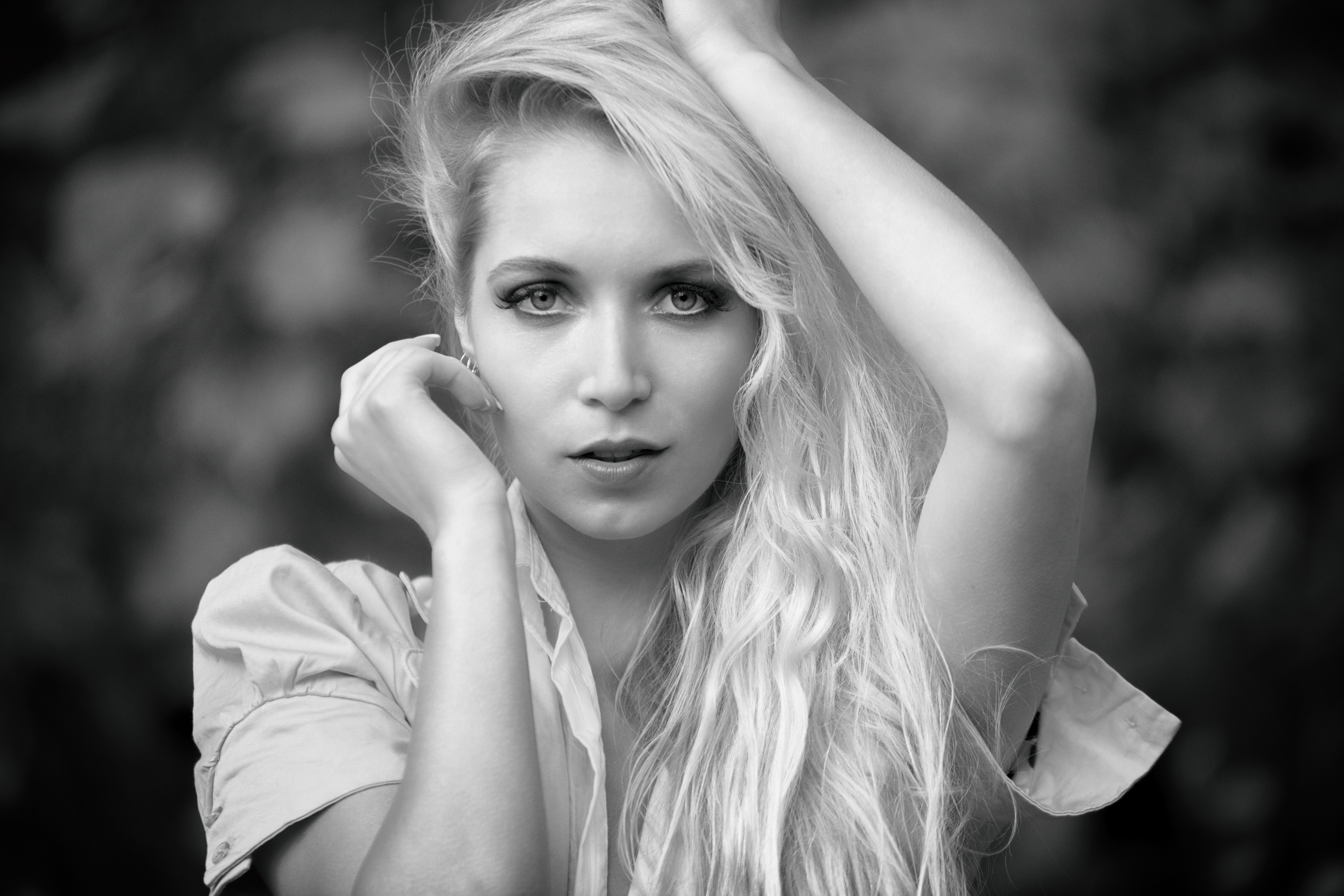 Black and White Portrait of a Woman HD Wallpaper