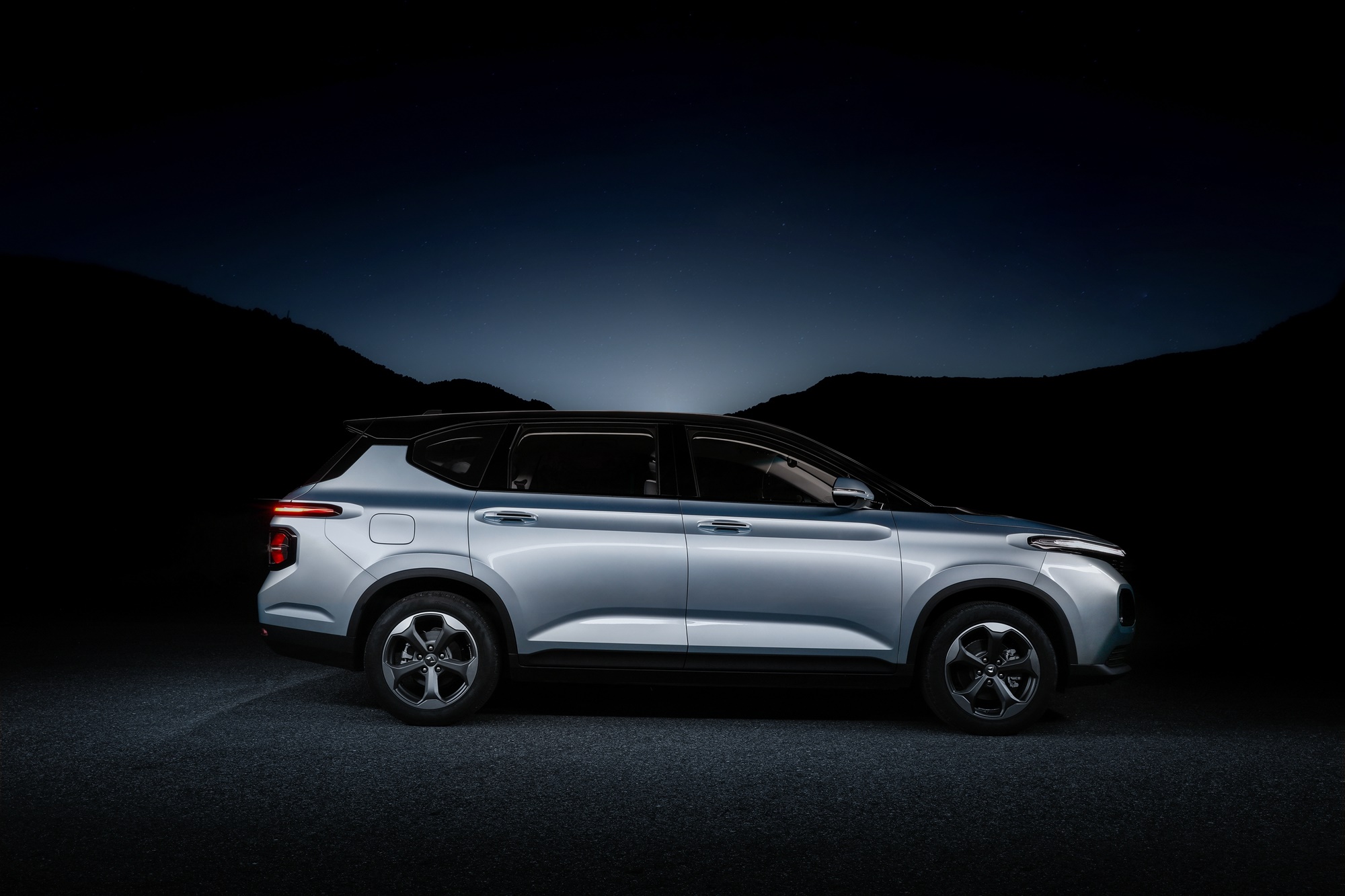 Baojun RM-5 car side view at night HD Wallpaper