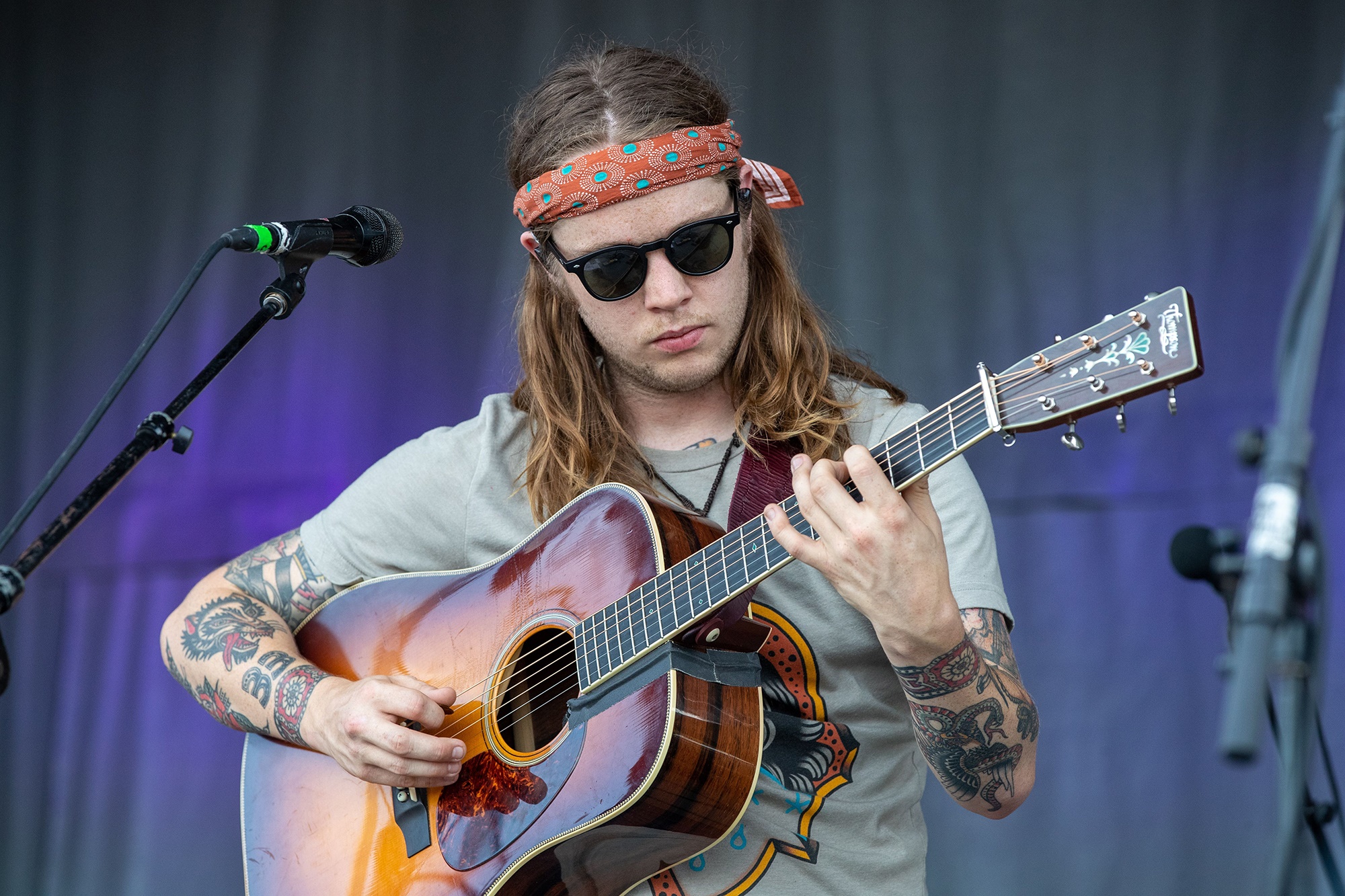 Billy Strings playing guitar on stage HD Wallpaper