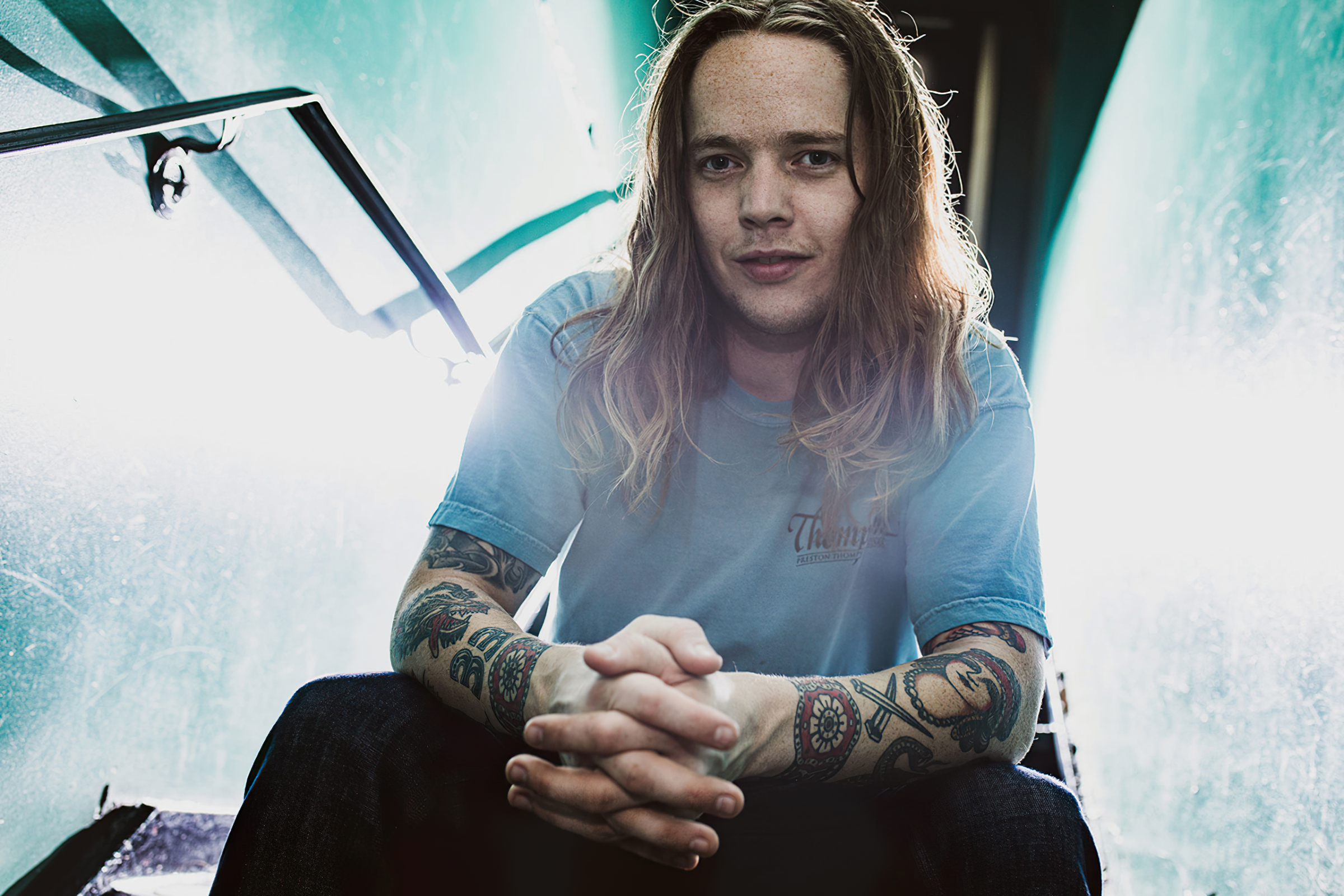 Billy Strings sitting on stairs HD Wallpaper