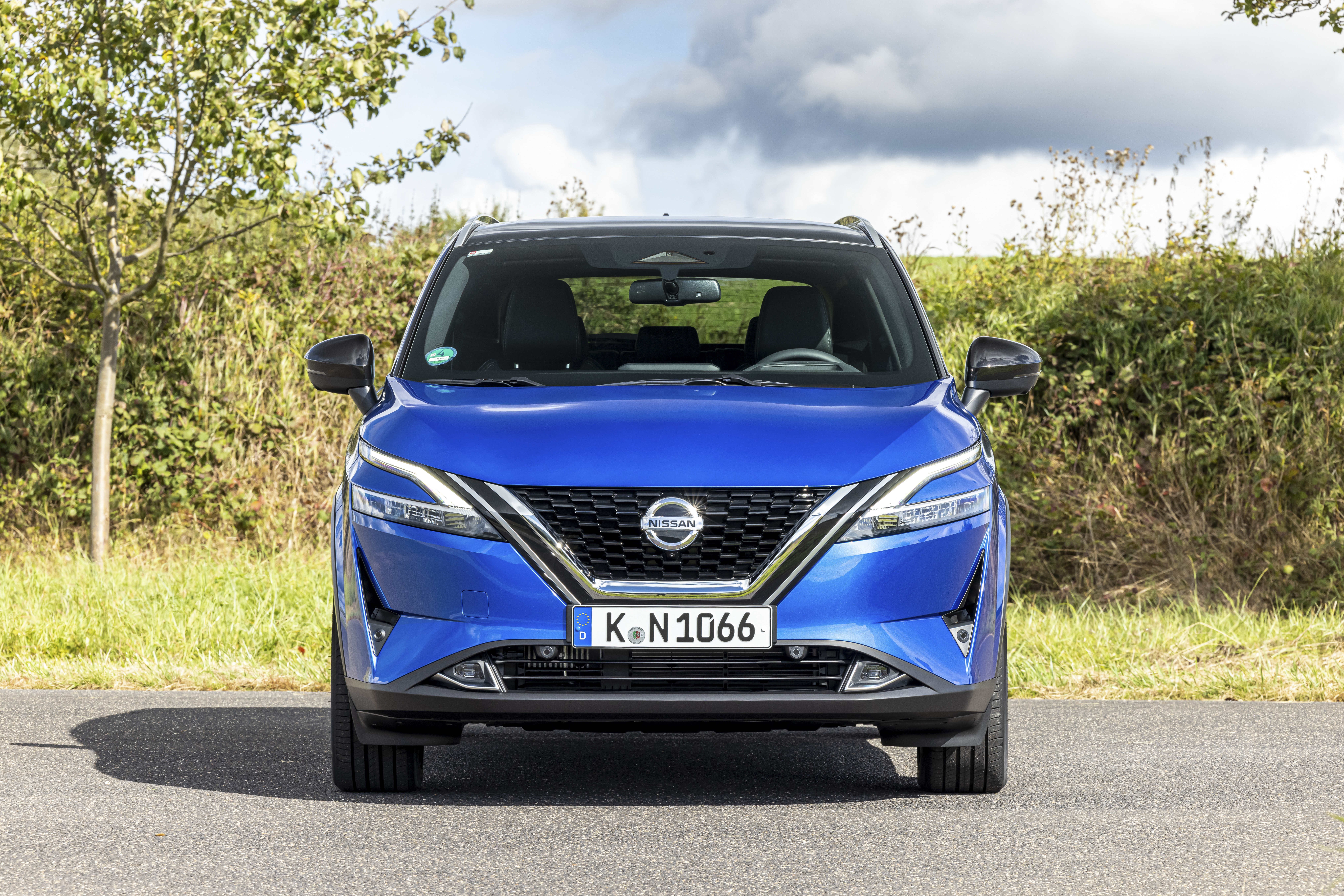 Blue Nissan Qashqai SUV parked outdoors HD Wallpaper