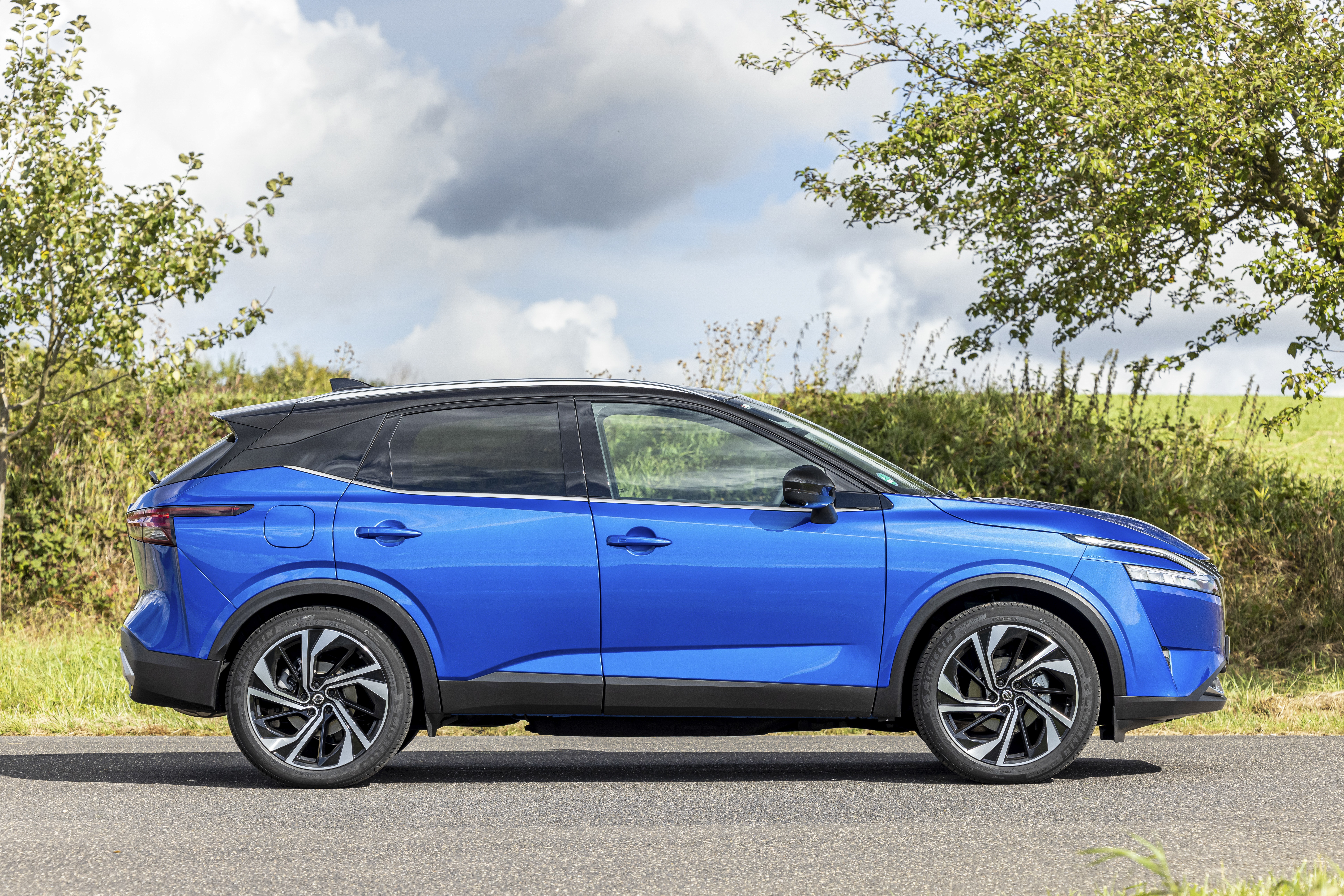 Blue Nissan Qashqai SUV parked on a road HD Wallpaper