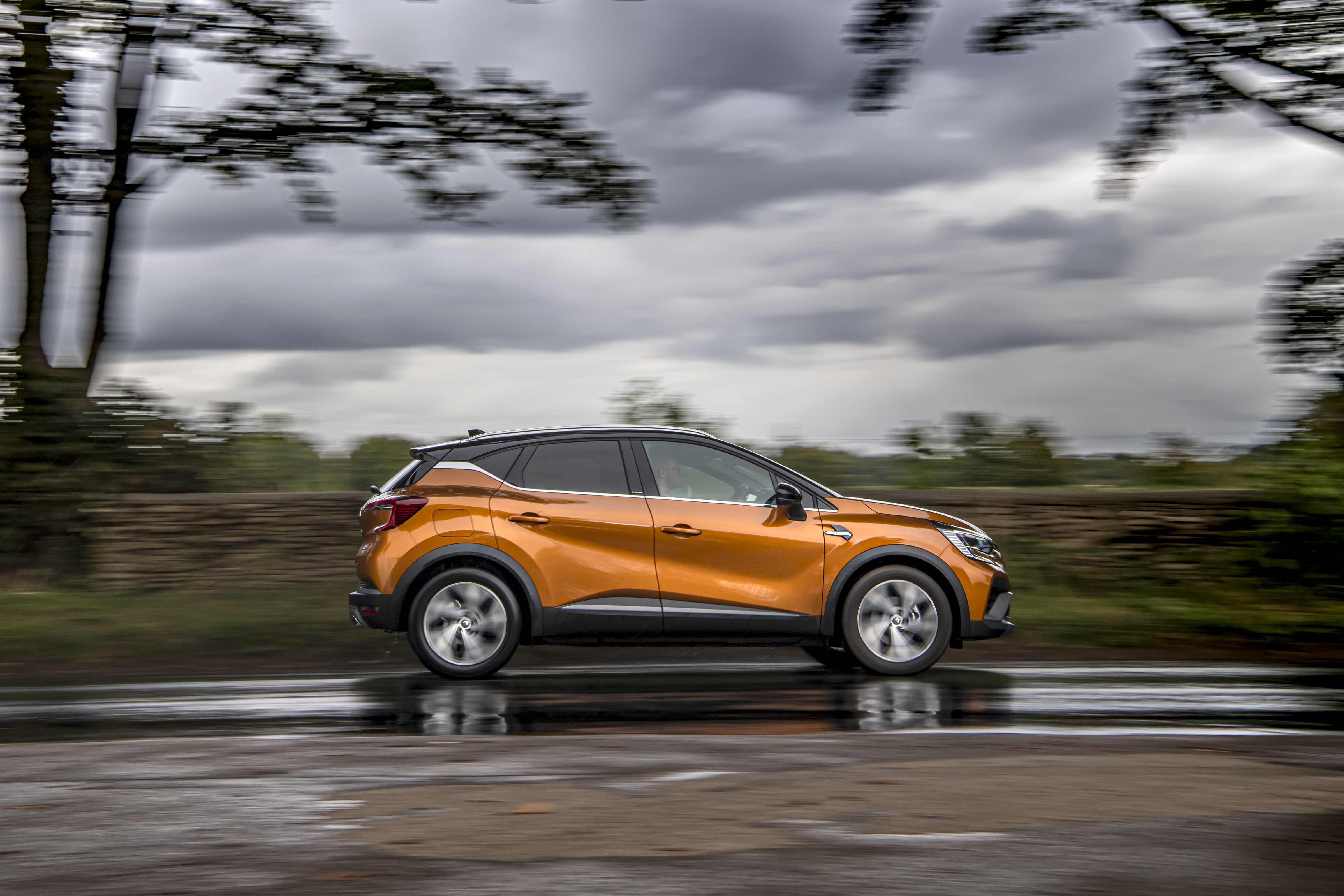 Renault Captur E-TECH Hybrid R.S. Line SUV HD Wallpaper