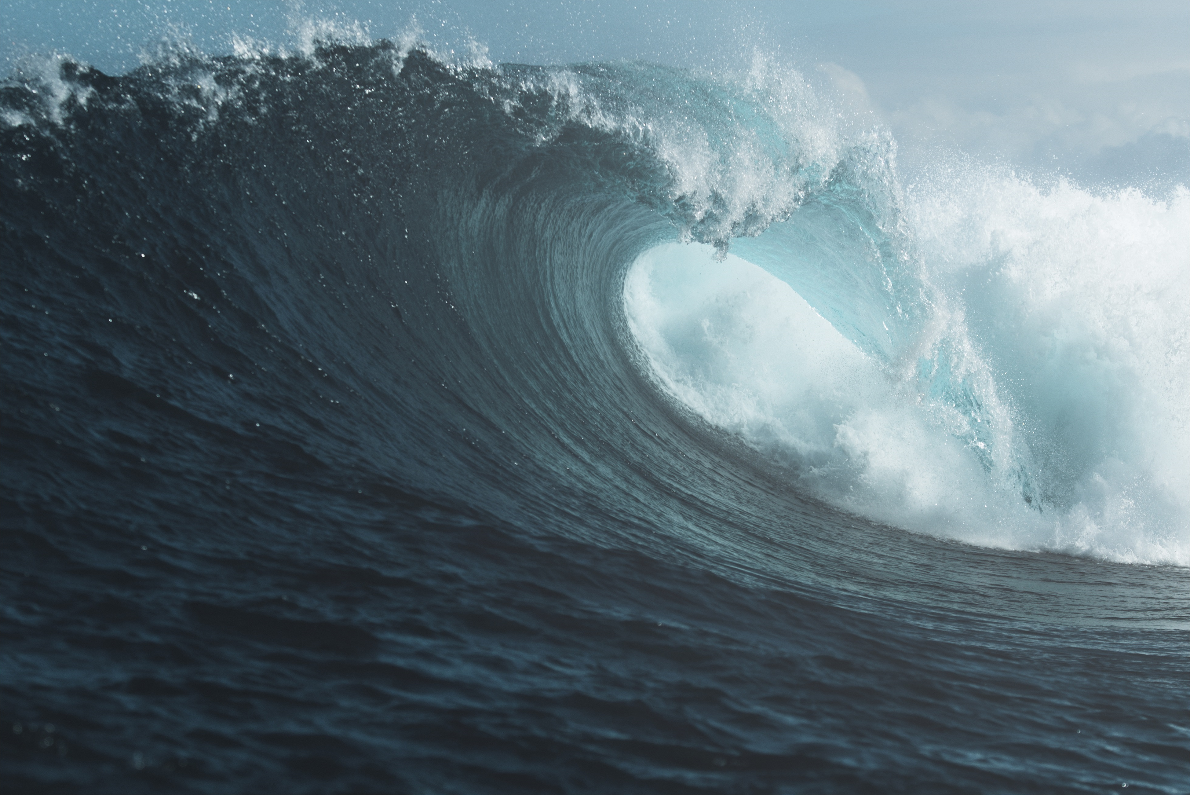 Ocean wave crashing with spray HD Wallpaper