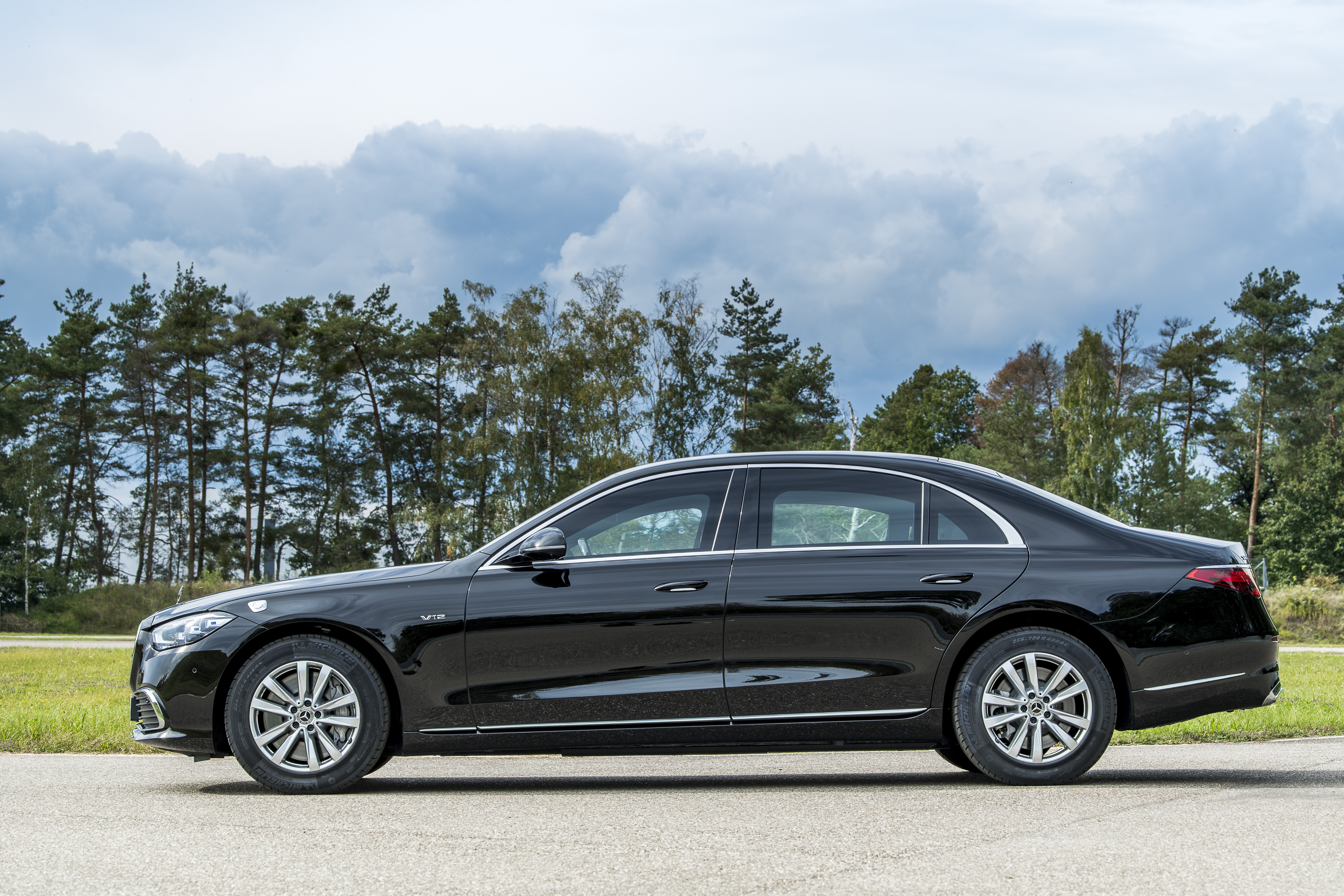 Black Mercedes-Benz S 680 Guard 4K HD Wallpaper