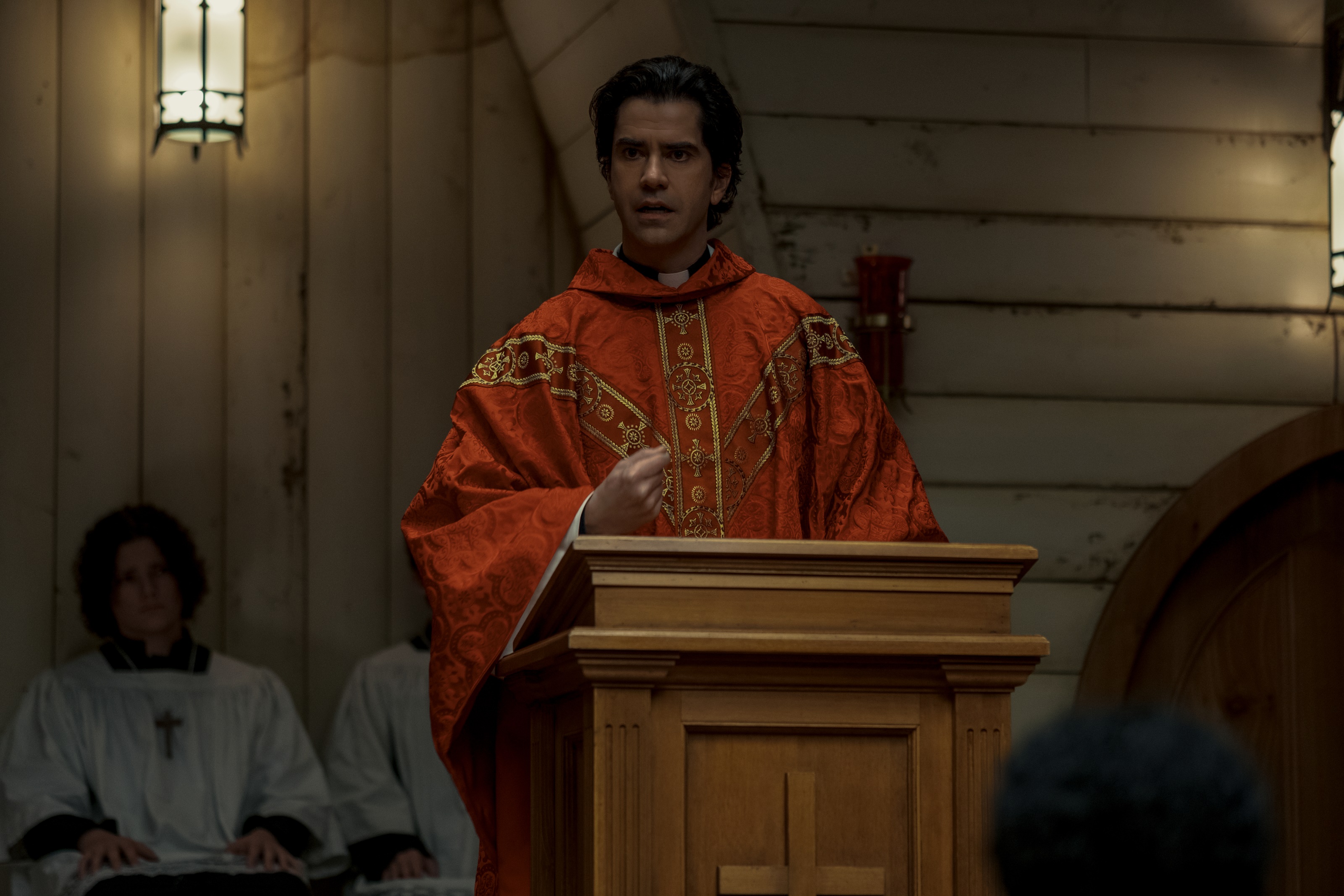 Hamish Linklater as Father Paul in Midnight Mass HD Wallpaper