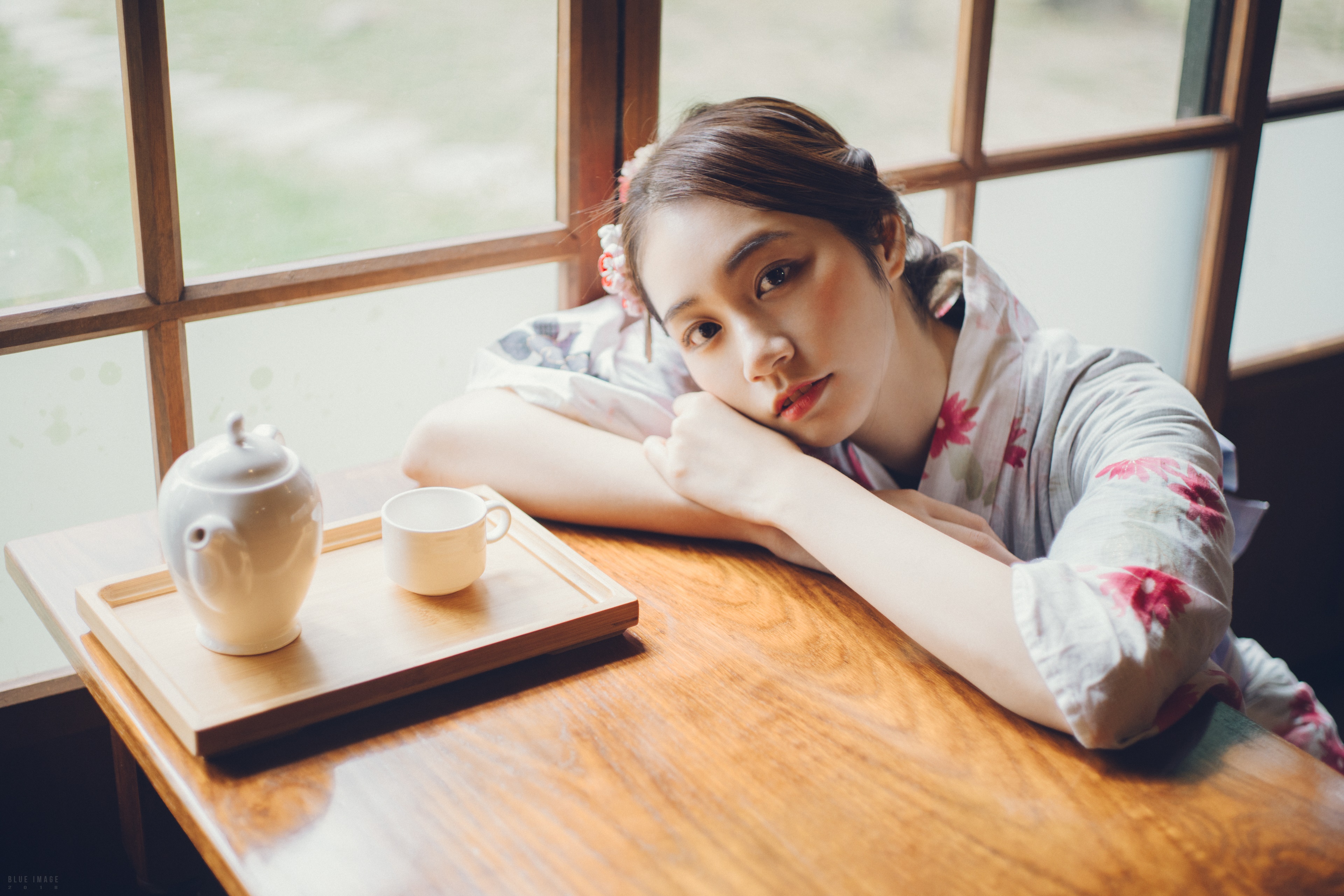 Asian woman in yukata with tea set HD Wallpaper