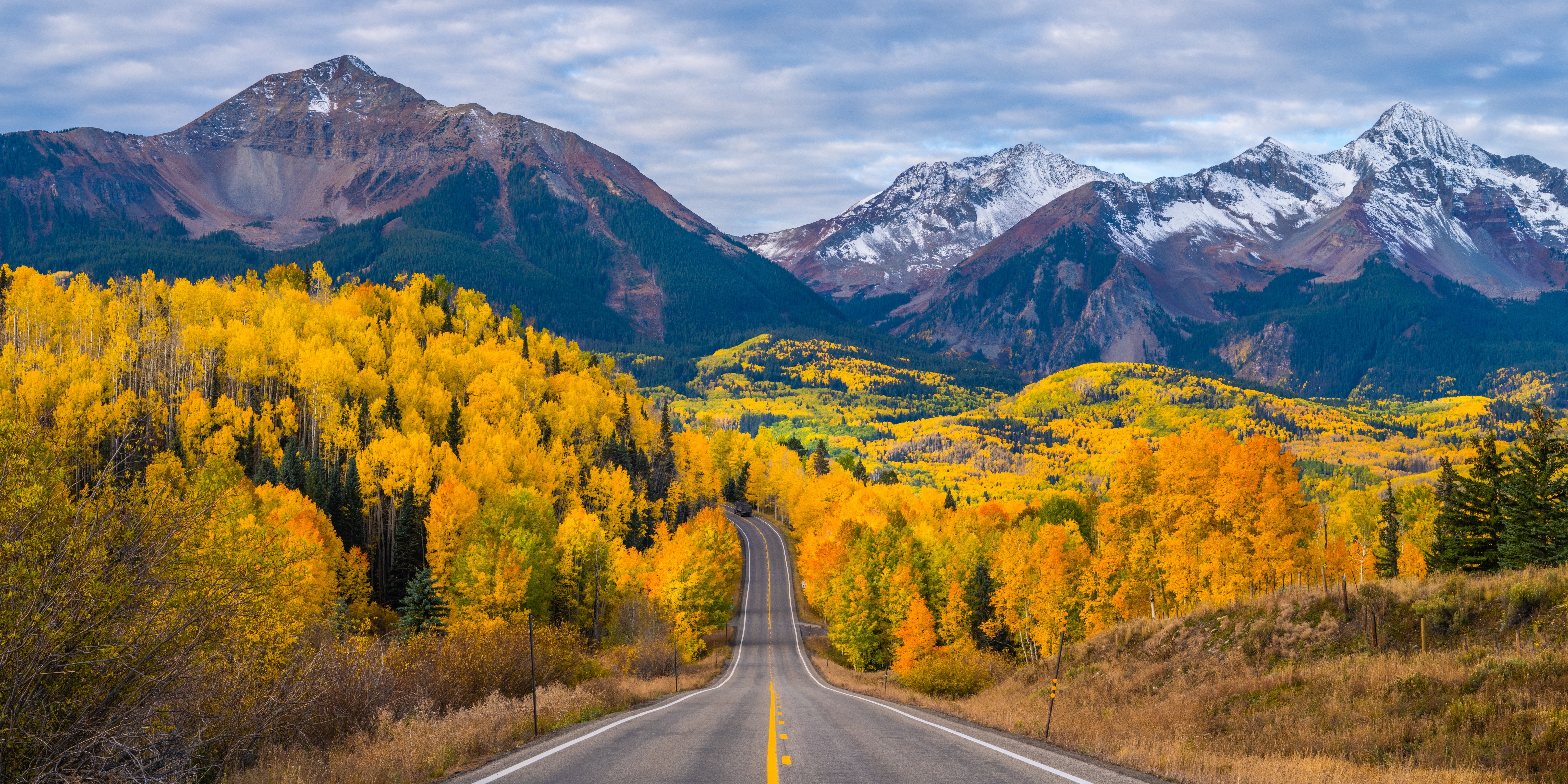 Road through Mountains in Fall Colors 4K HD Wallpaper