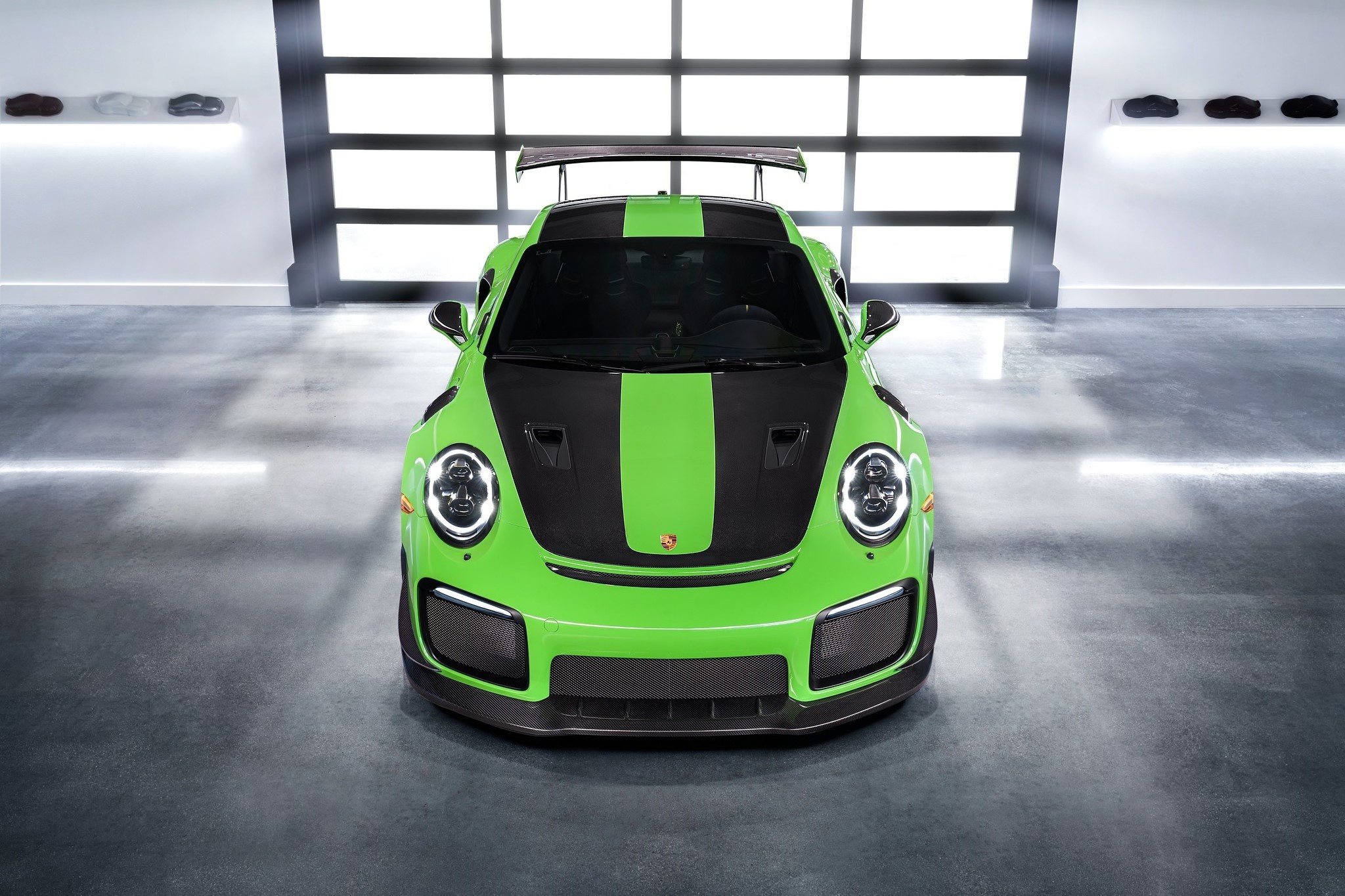 Green Porsche 911 GT2 RS MR in garage HD Wallpaper