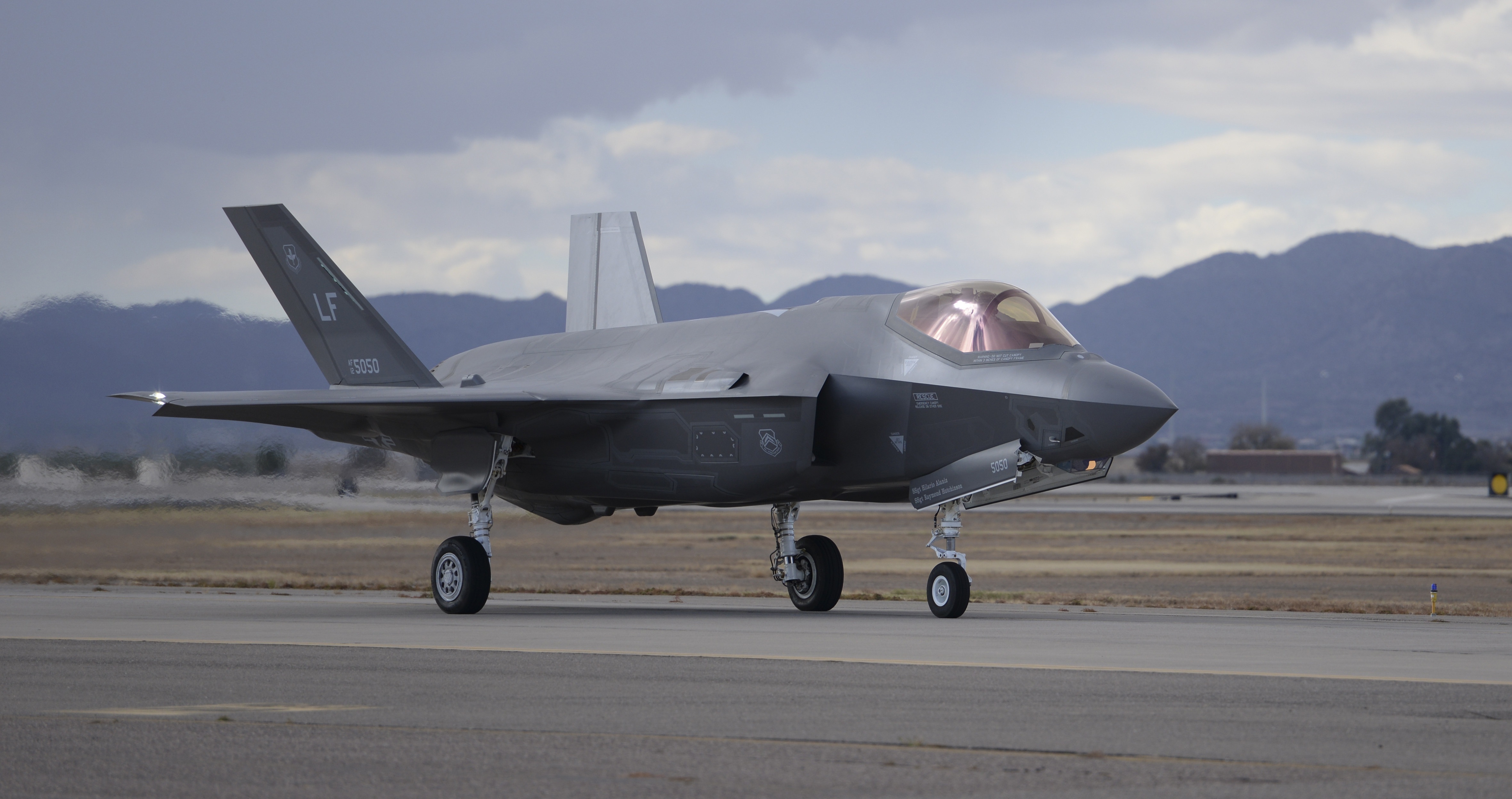 Lockheed Martin F-35 Lightning II on tarmac HD Wallpaper