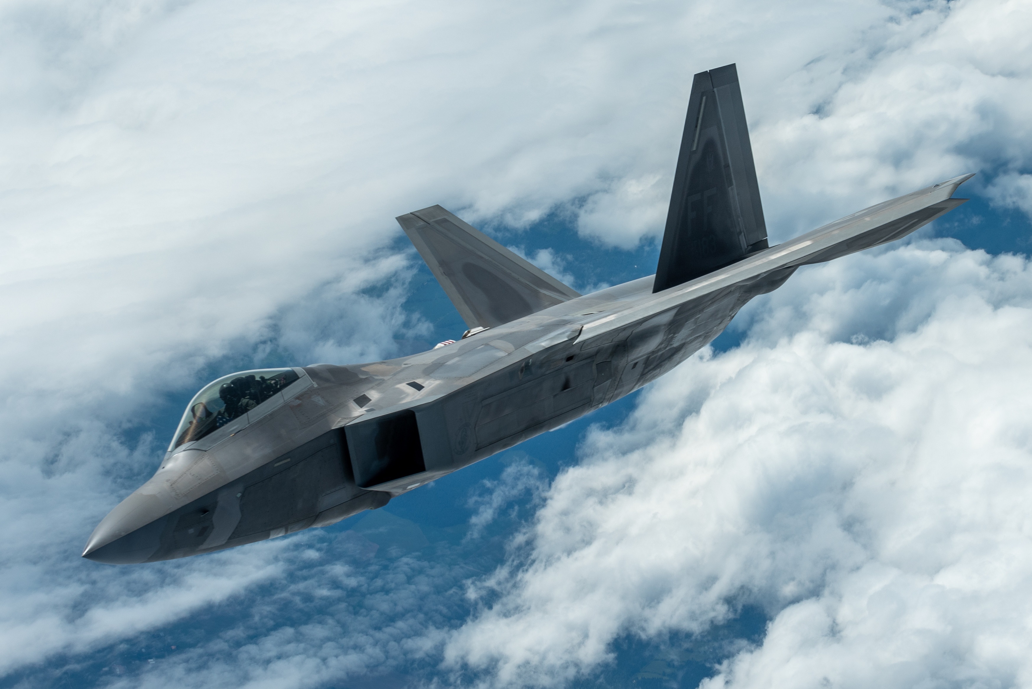Lockheed Martin F-22 Raptor jet fighter in flight HD Wallpaper
