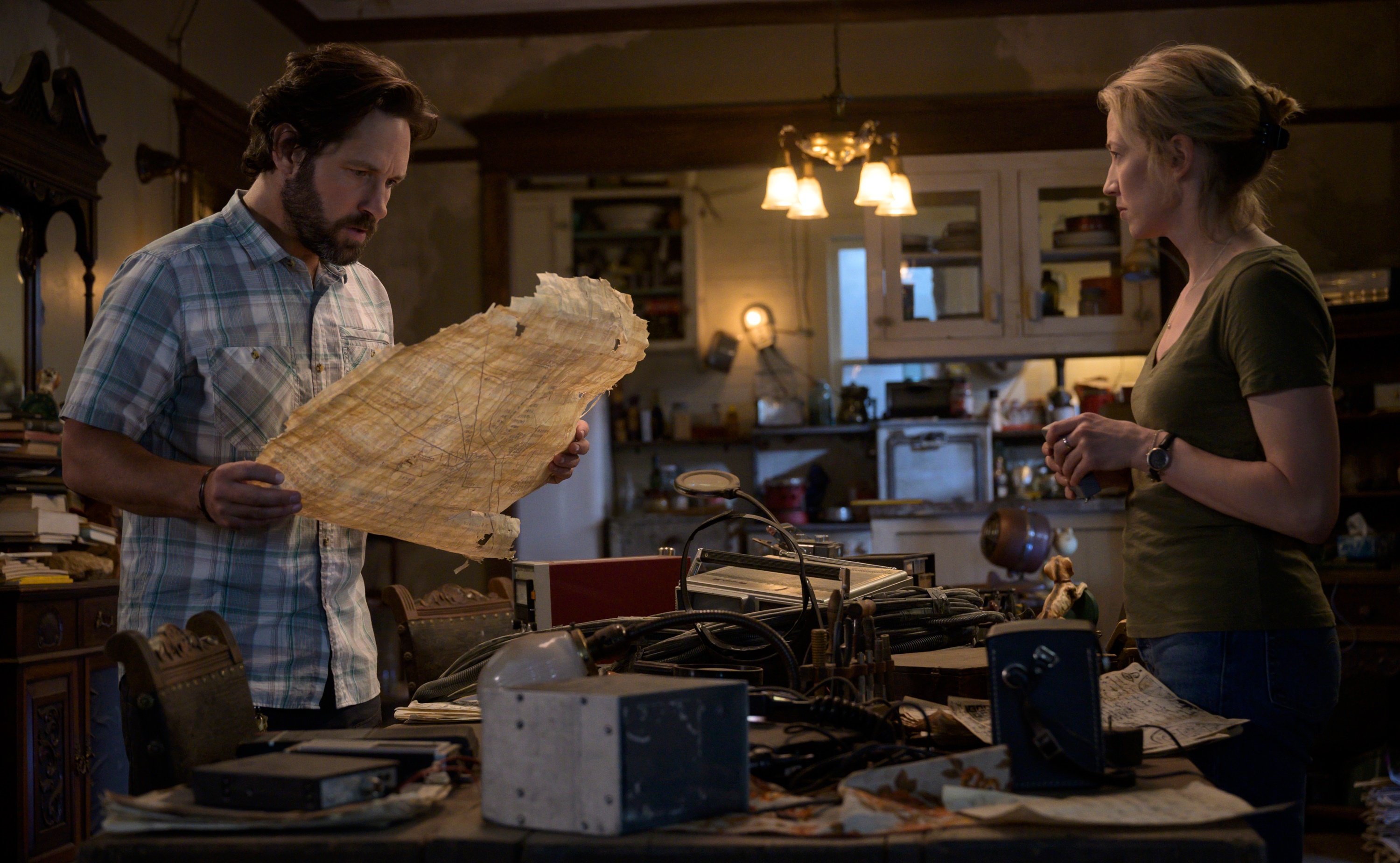 Paul Rudd and Carrie Coon in Ghostbusters: Afterlife HD Wallpaper