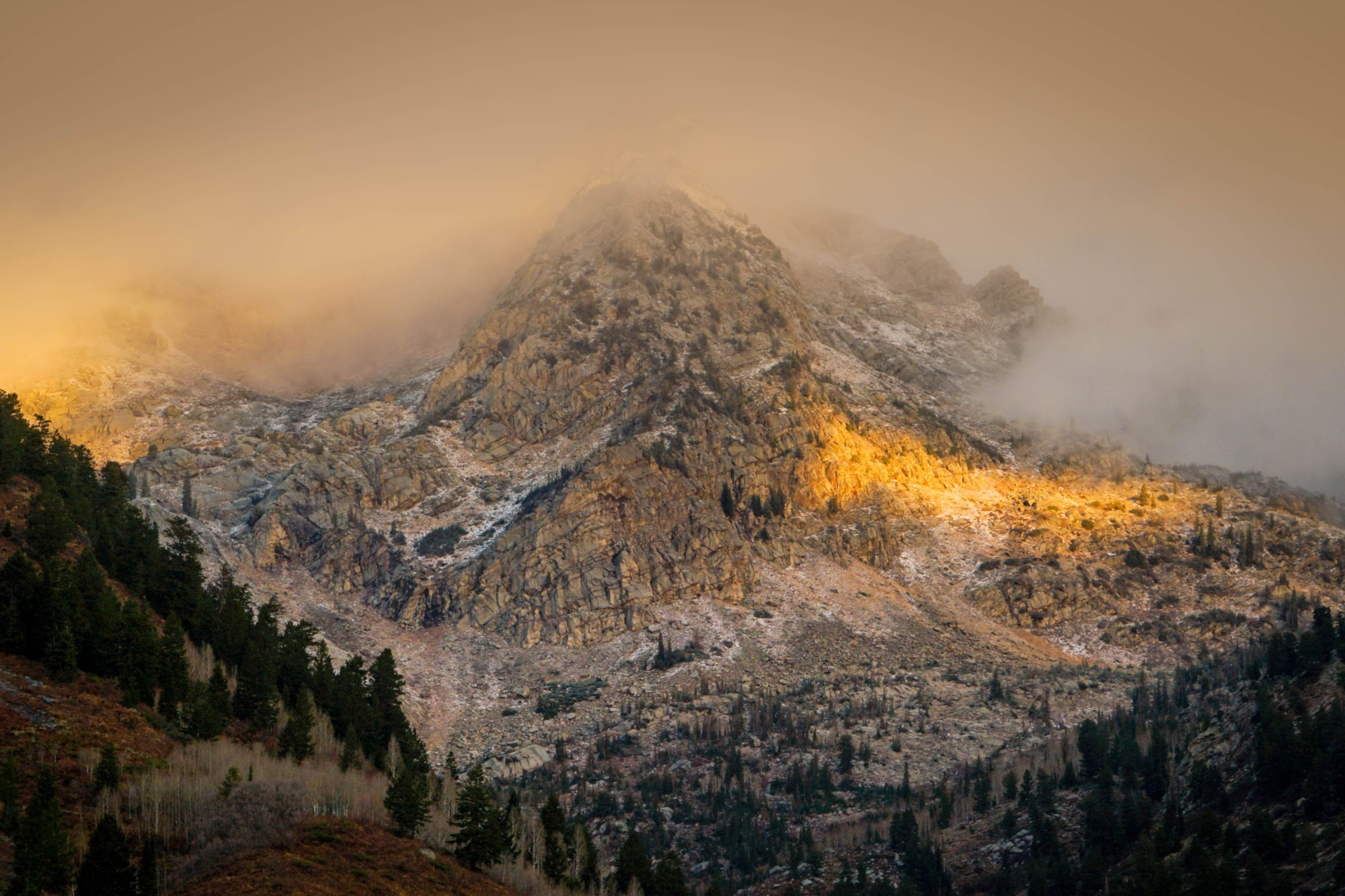 Mountain peak in fog with golden sunlight in Utah HD Wallpaper