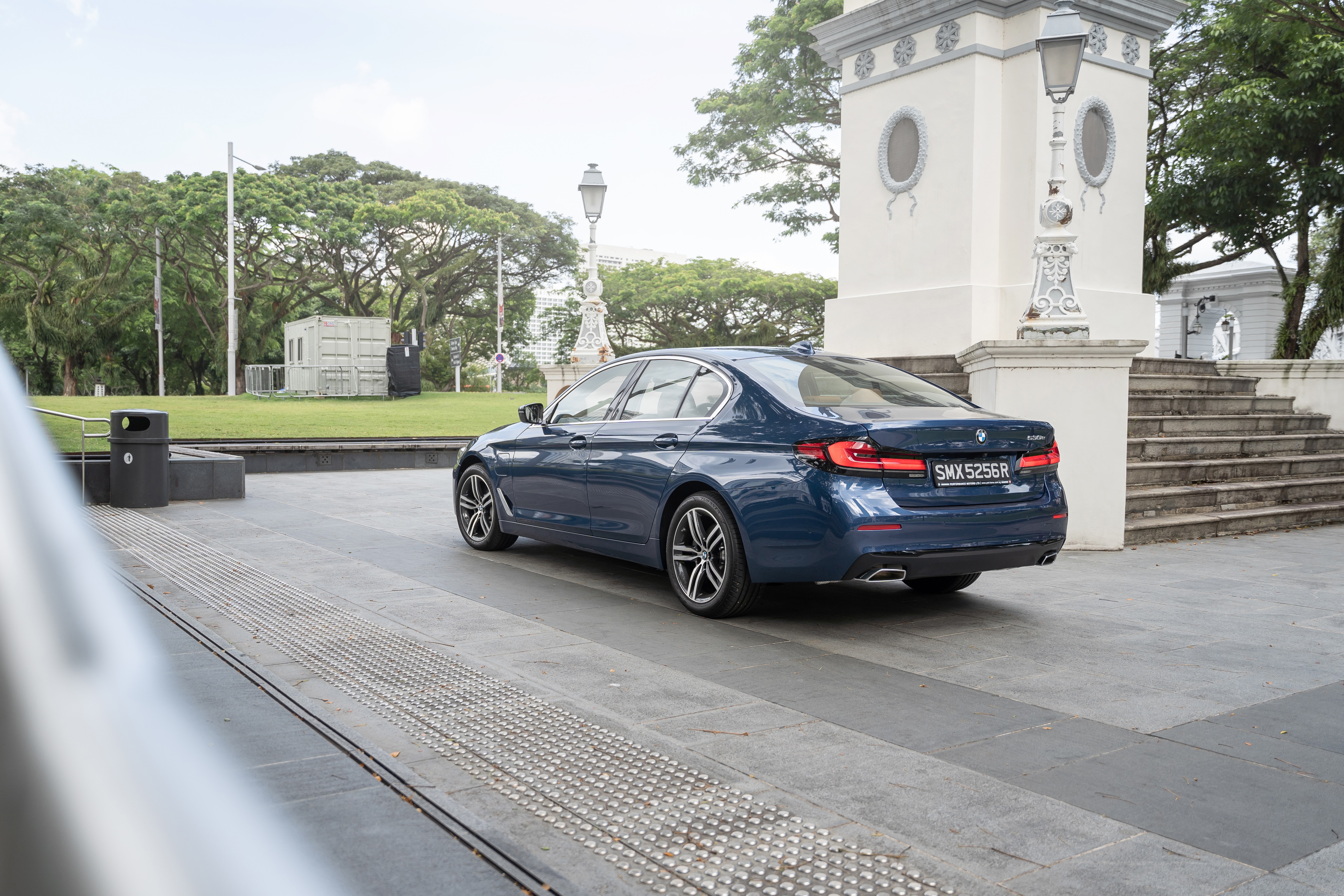 BMW 530e Luxury Line sedan HD Wallpaper