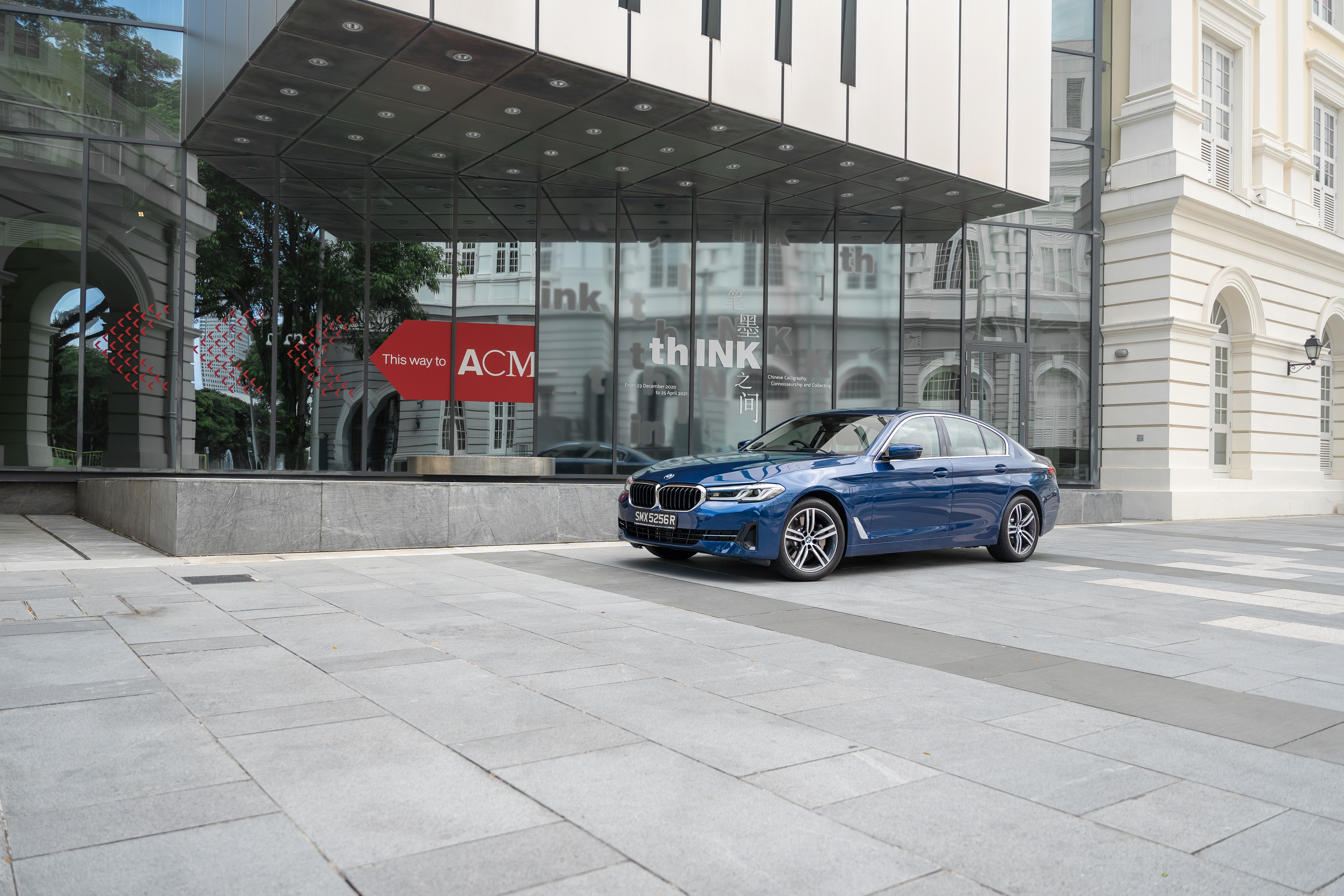 Blue BMW 5 Series 4K parked outside ACM HD Wallpaper