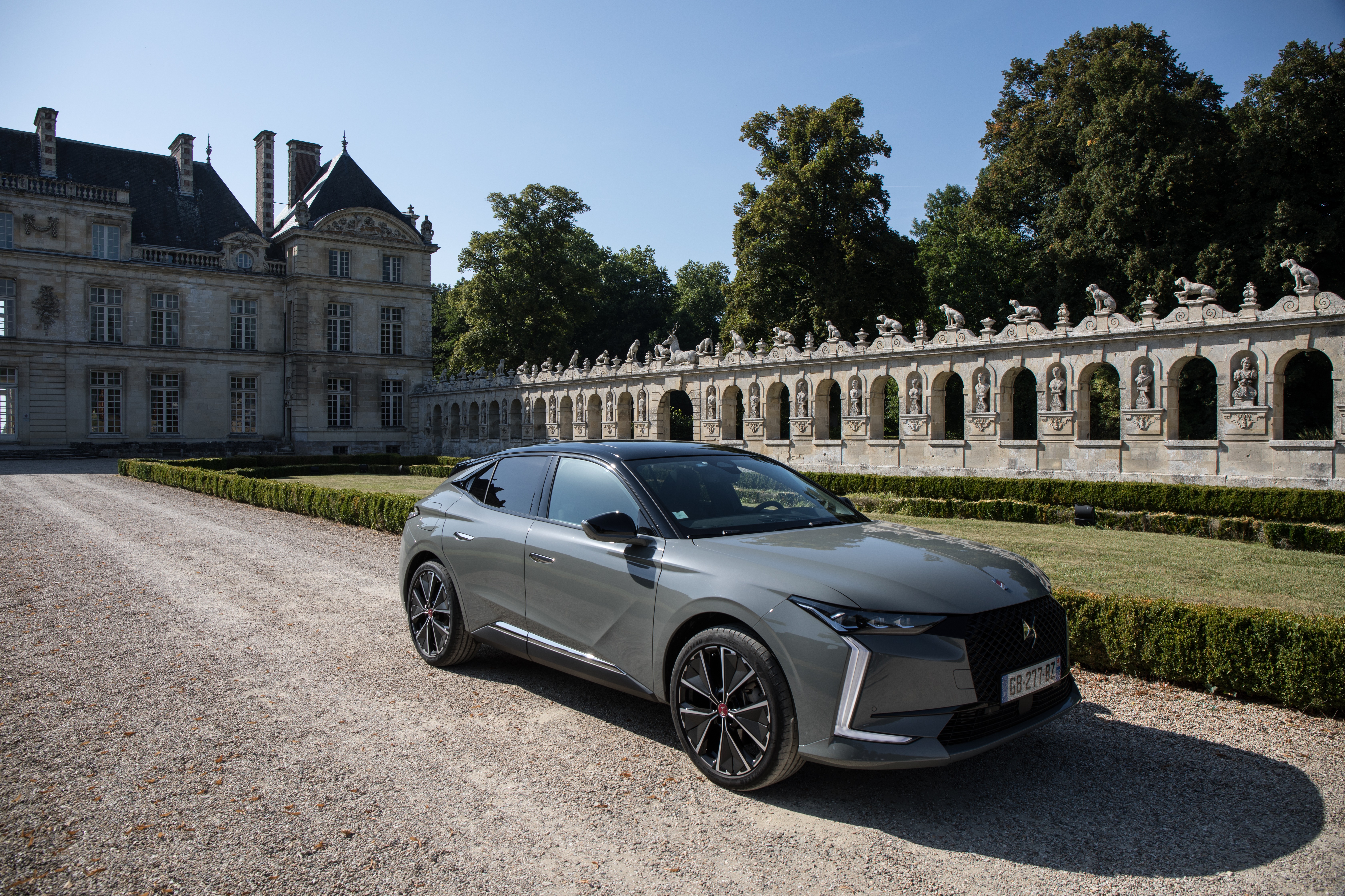 DS 4 Performance Line car in front of a chateau HD Wallpaper