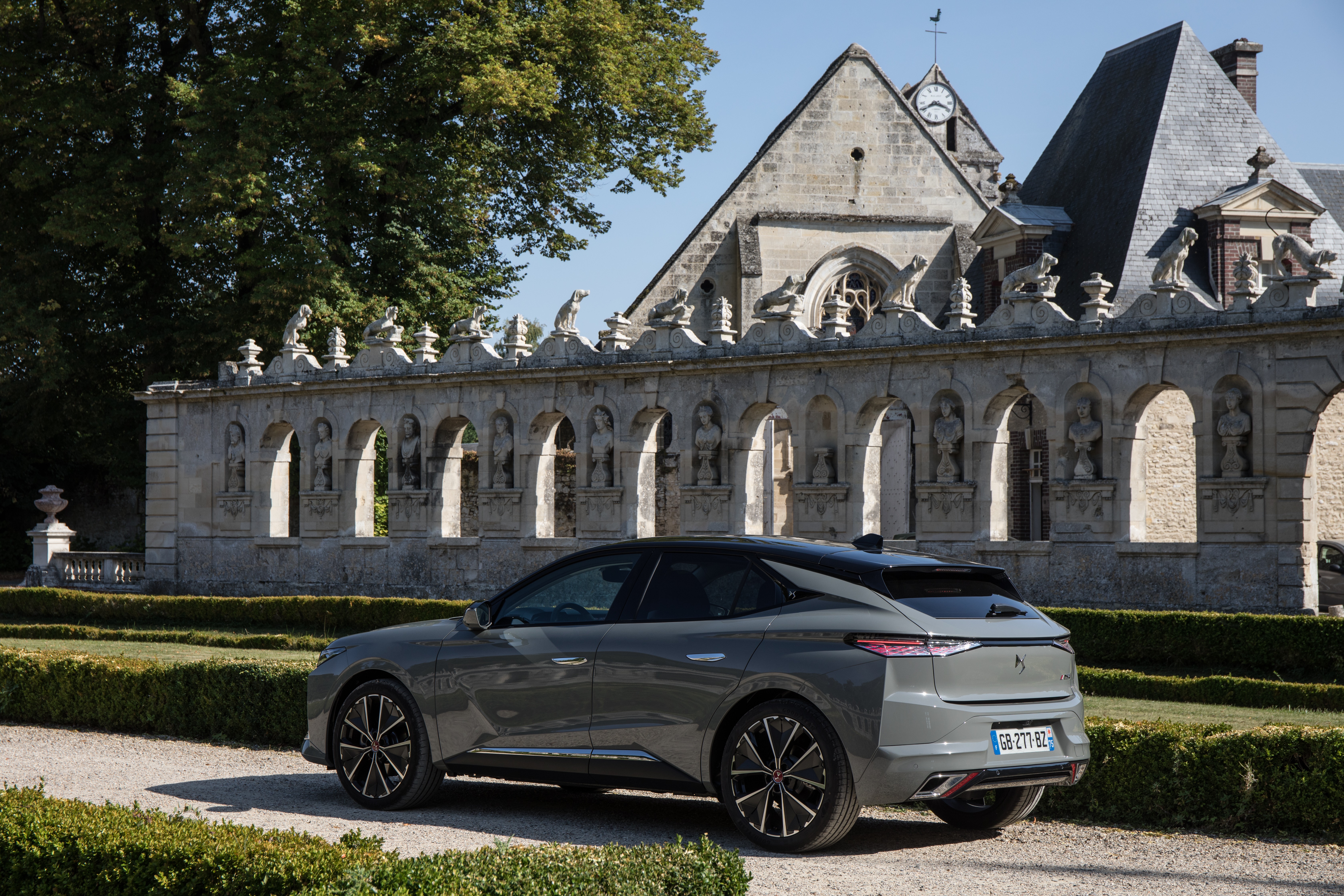 DS 4 Performance Line electric car in front of a chateau HD Wallpaper