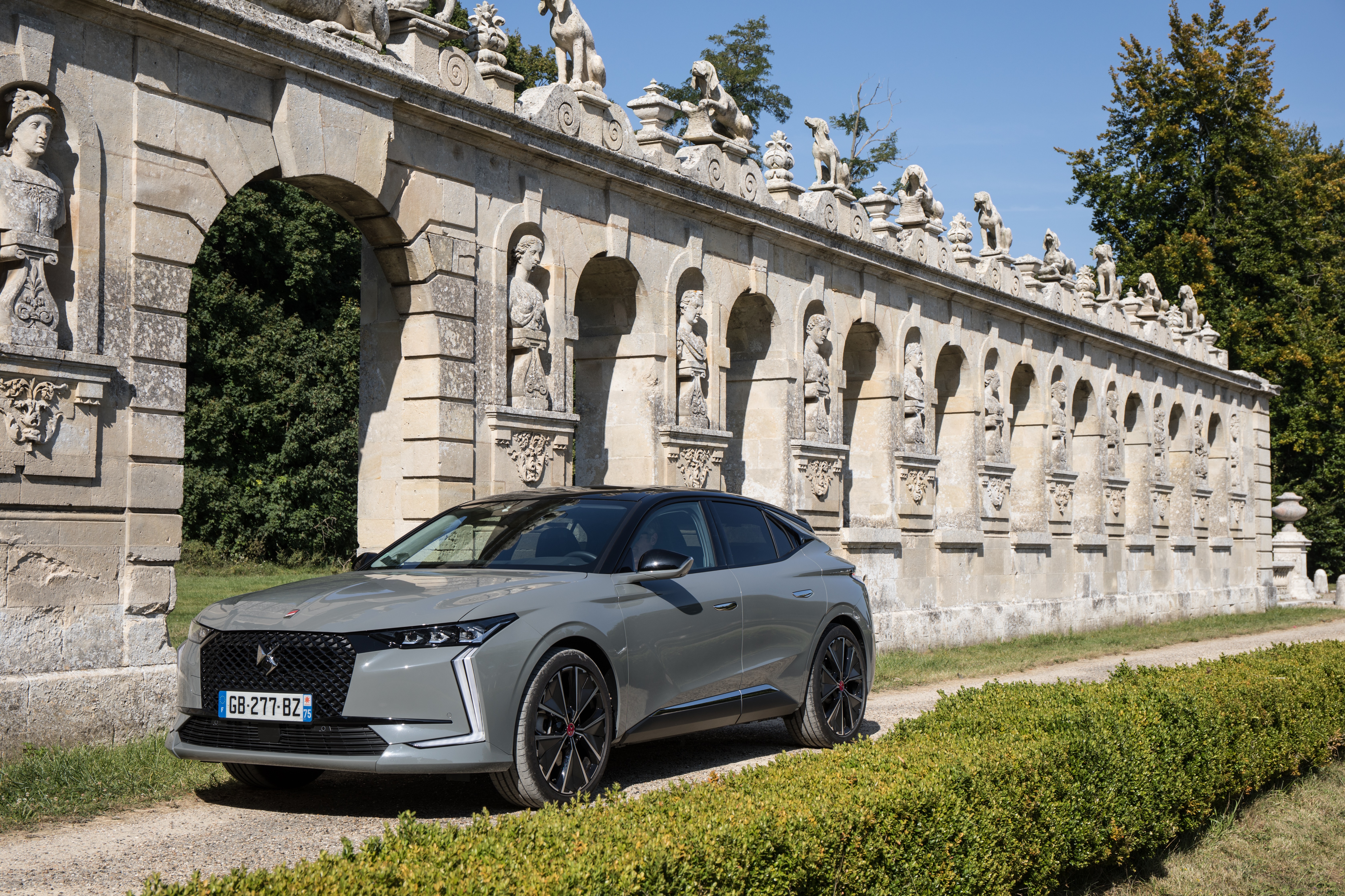 DS 4 Performance Line car in front of stone architecture HD Wallpaper