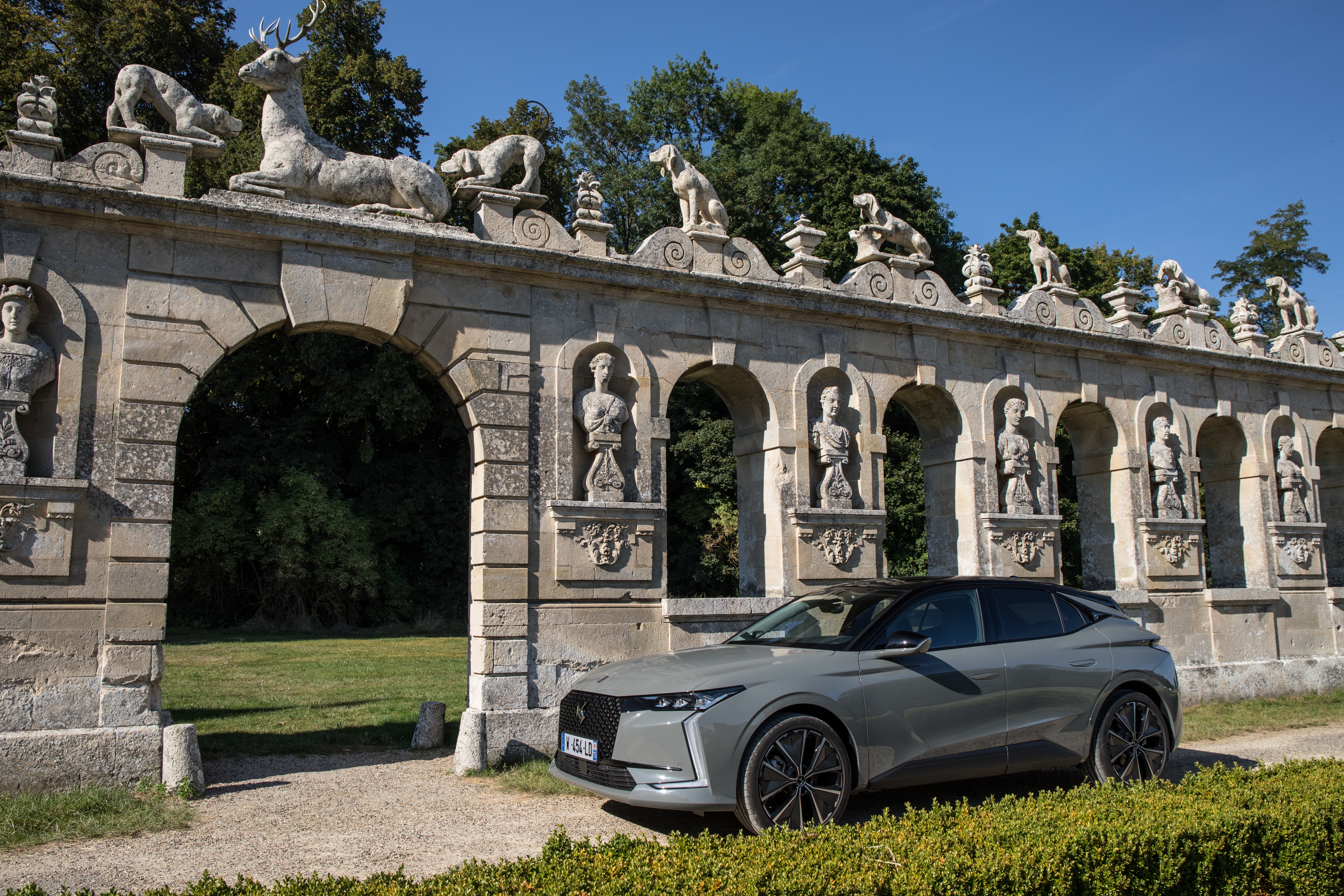 DS 4 Performance Line car in front of stone archway HD Wallpaper