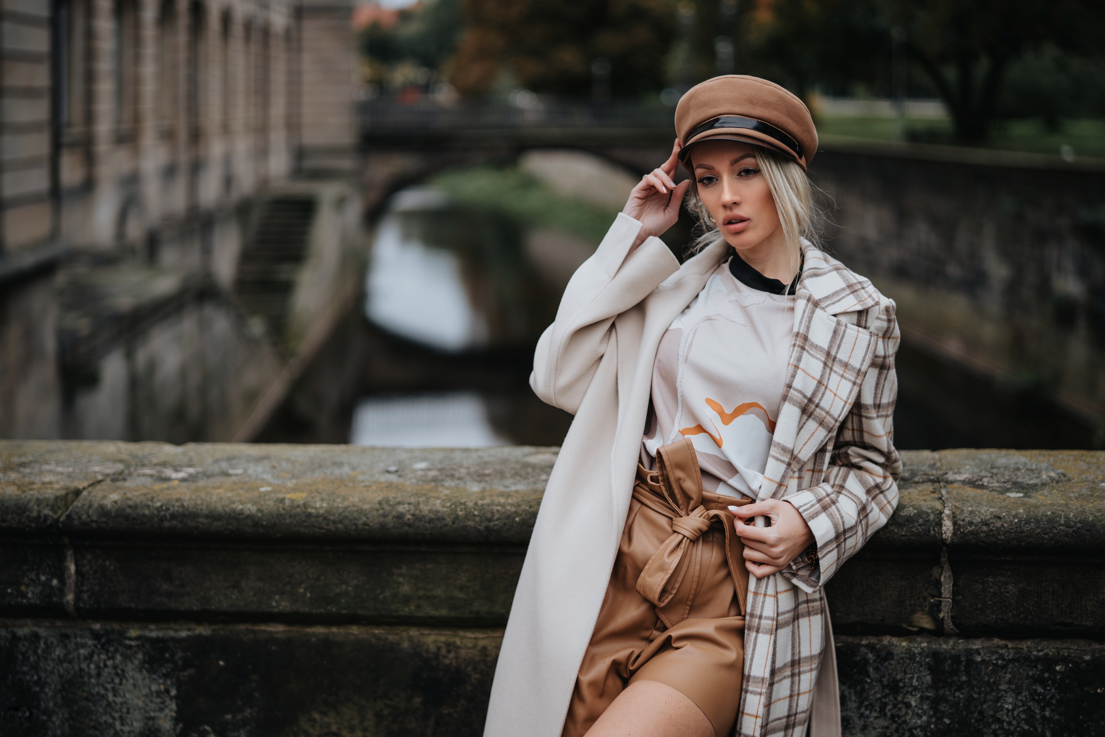 Woman wearing a hat and coat HD Wallpaper