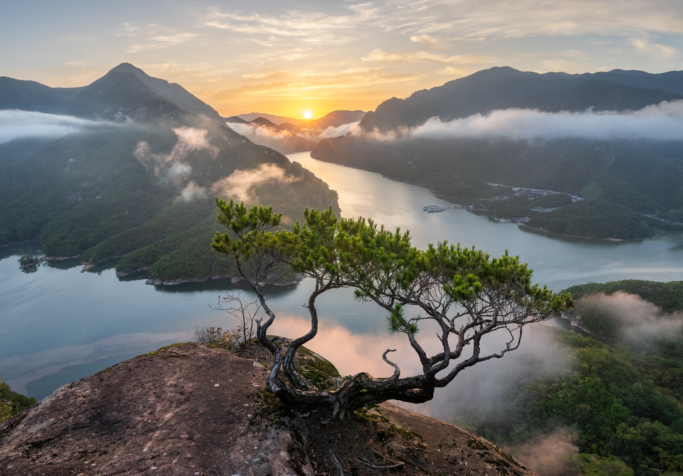 Sunrise over a misty lake and mountains in South Korea HD Wallpaper
