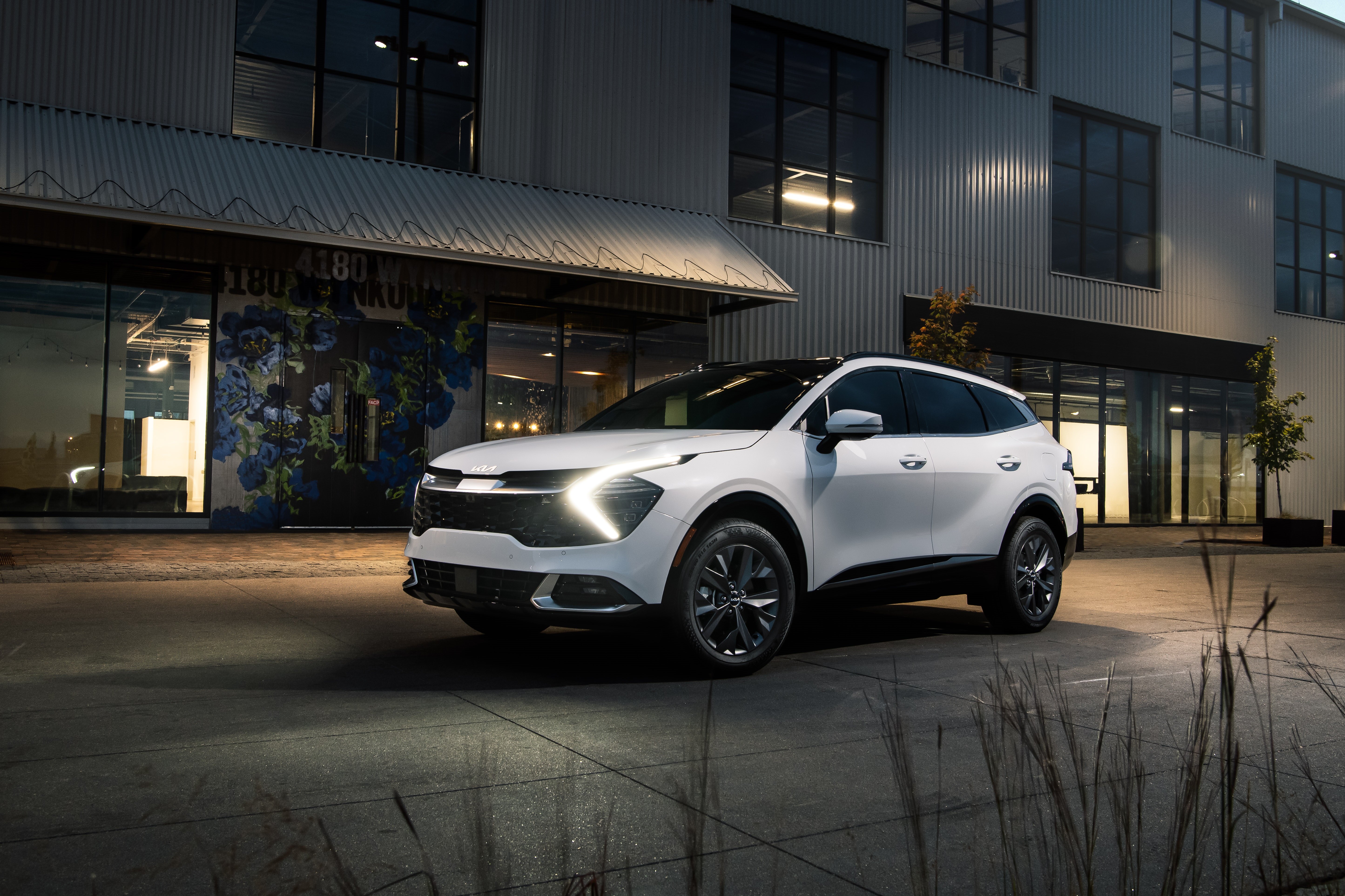 White Kia Sportage SX 4K SUV parked outside building HD Wallpaper