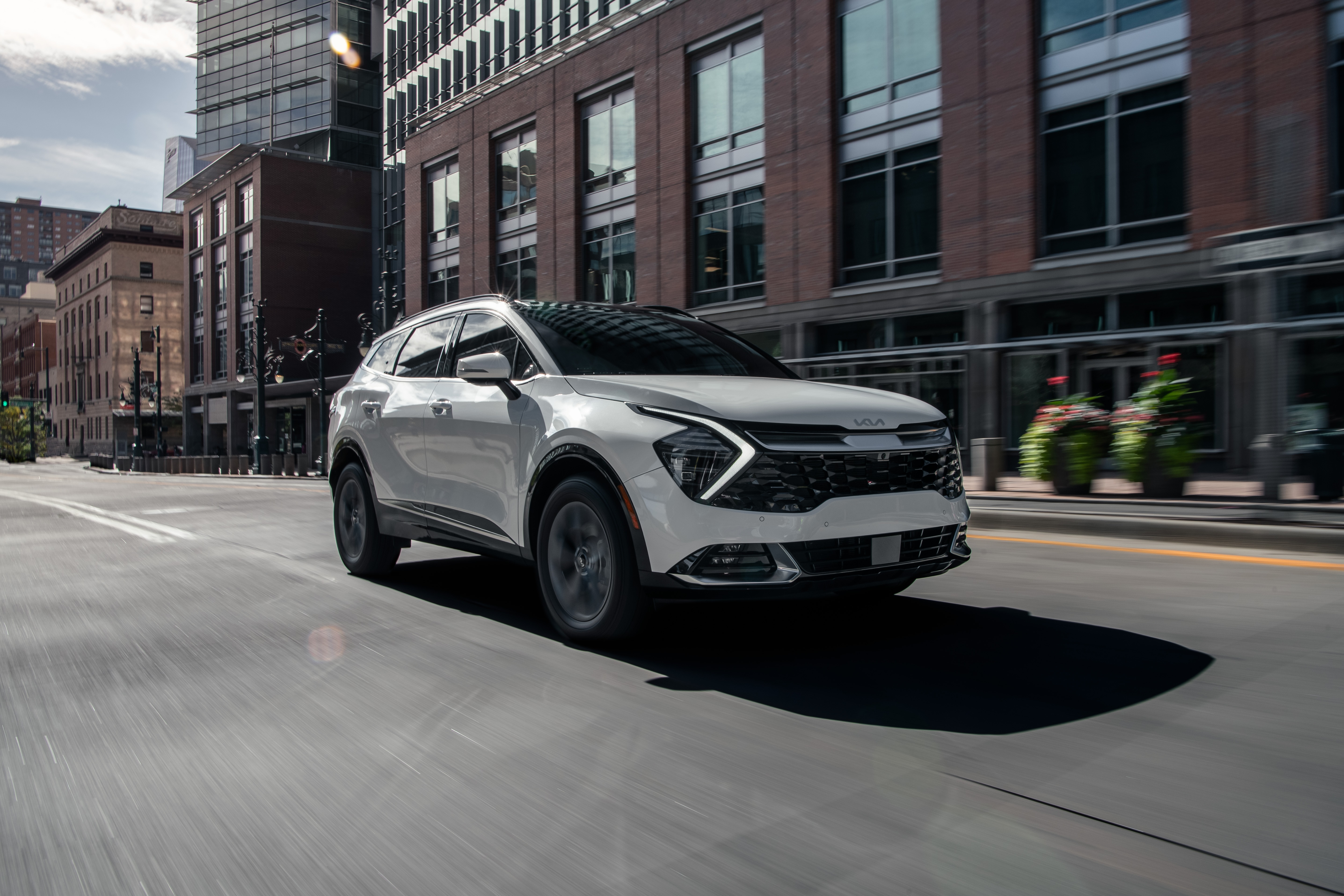 White Kia Sportage SX 4K driving in city HD Wallpaper