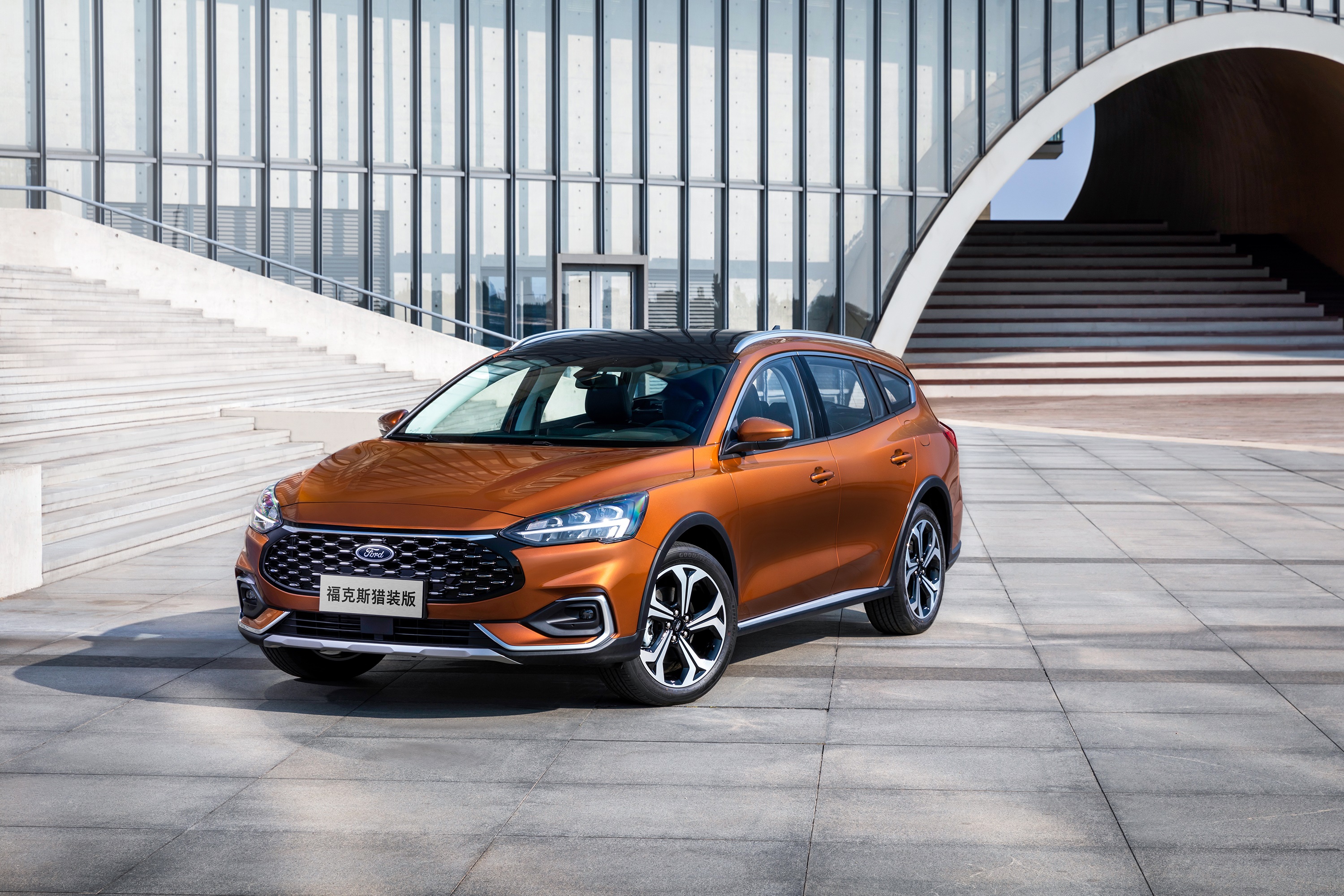 Ford Focus Shooting Brake in front of modern building HD Wallpaper