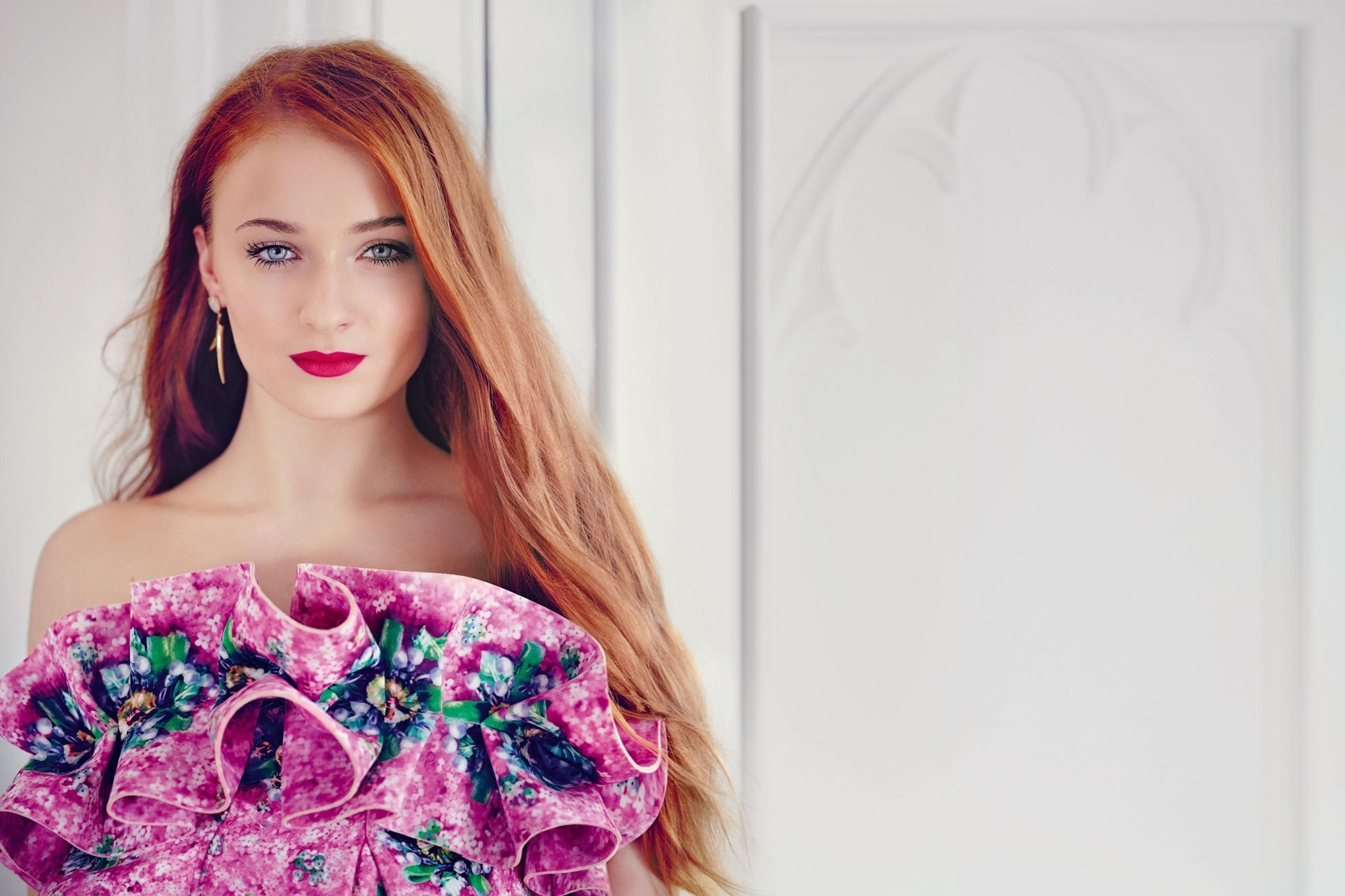 Sophie Turner wearing a floral dress HD Wallpaper